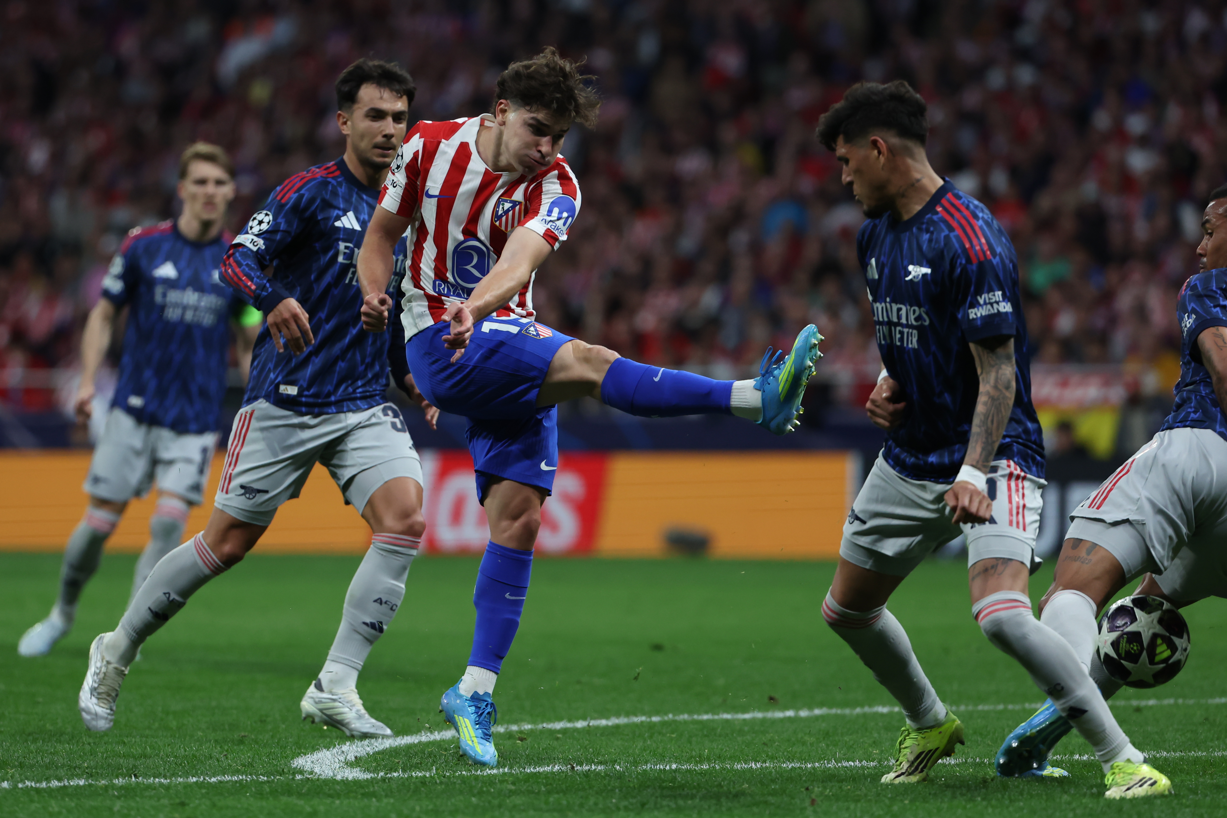MADRID, 29/04/2026.- El delantero del Atlético Julián Álvarez dispara a puerta durante el partido de ida de las semifinales de la Liga de Campeones que Atlético de Madrid y Arsenal FC disputan este miércoles en el estadio Metropolitano. EFE/Kiko Huesca