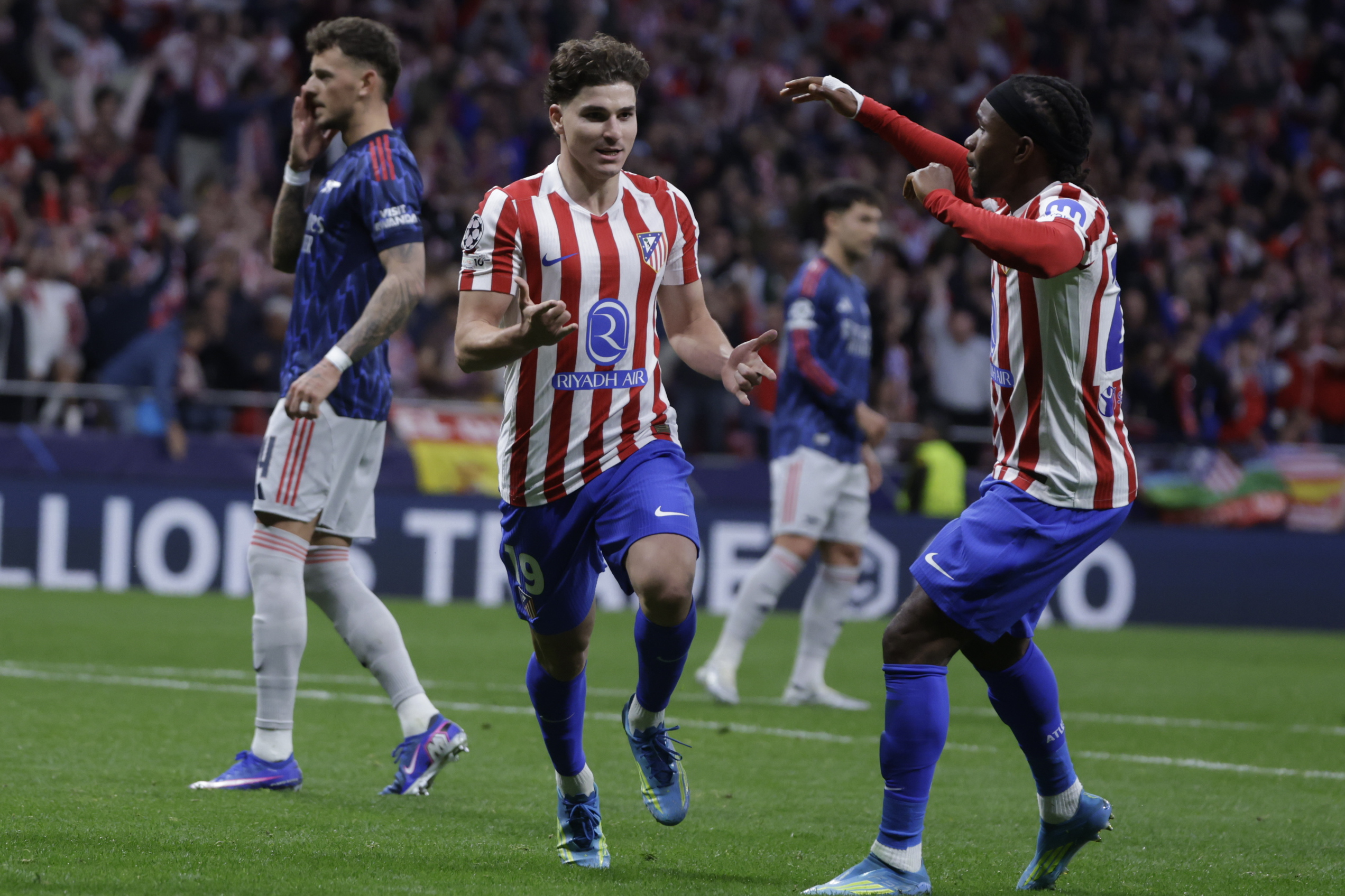 MADRID, 29/04/2026.- El delantero del Atlético de Madrid Julián Álvarez (c) celebra tras marcar el 1-1 durante el encuentro correspondiente a la ida de las semifinales de la Liga de Campeones que Atlético de Madrid y Arsenal disputan este miércoles en el estadio Metropolitano, en Madrid. EFE/Juanjo Martín