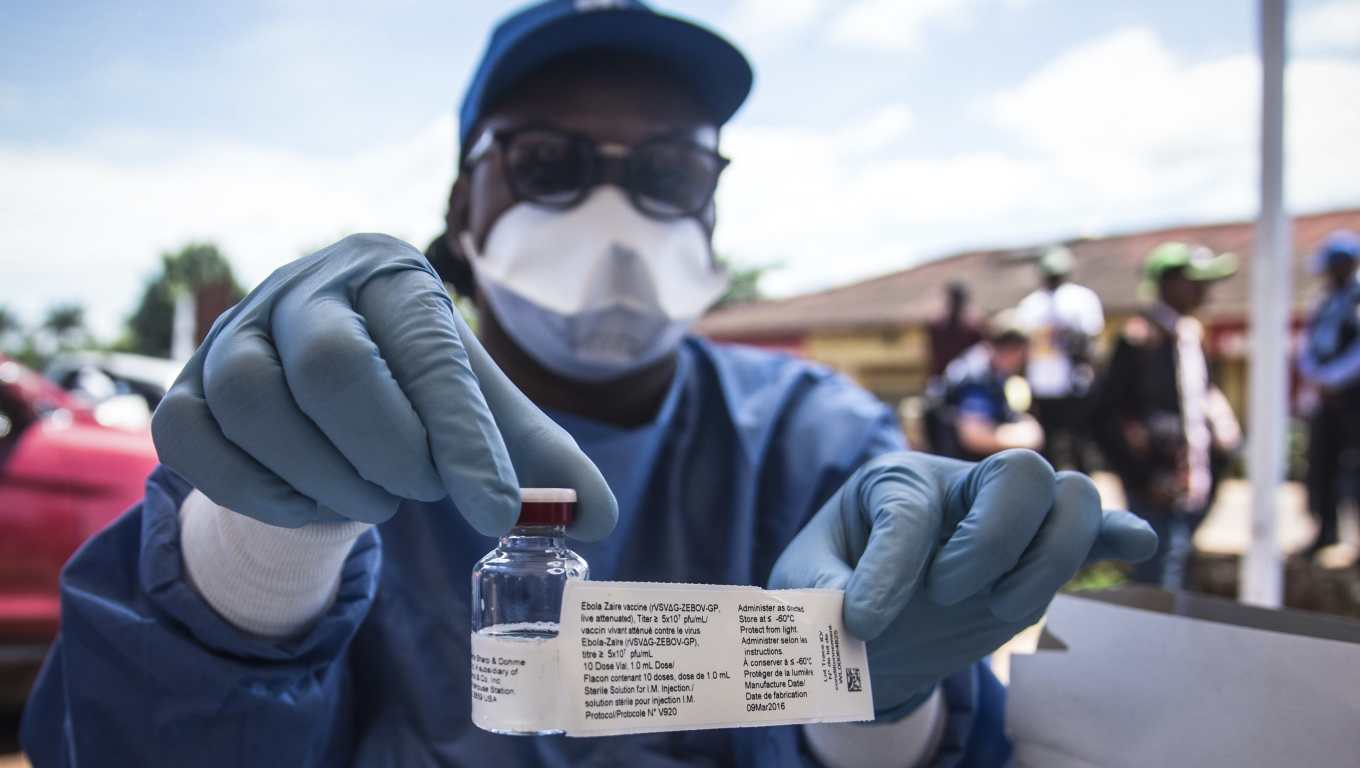 MBANDAKA (Congo Rep. of), 30/04/2026.- (FILE) - A worker from the World Health Organization (WHO) holds up a vaccination as he prepares to administer it during the launch of an experimental Ebola vaccine in Mbandaka, north-western Democratic Republic of the Congo, 21 May 2018 (reissued 30 April 2026). WHO's World Immunisation Week is celebrated during the last week of April to raise awareness of the importance of vaccines. This year, the focus is not only on childhood vaccines but also on immunisation throughout life, with an emphasis on adult vaccines, protection against ageing, and preventive care. EFE/EPA/STR