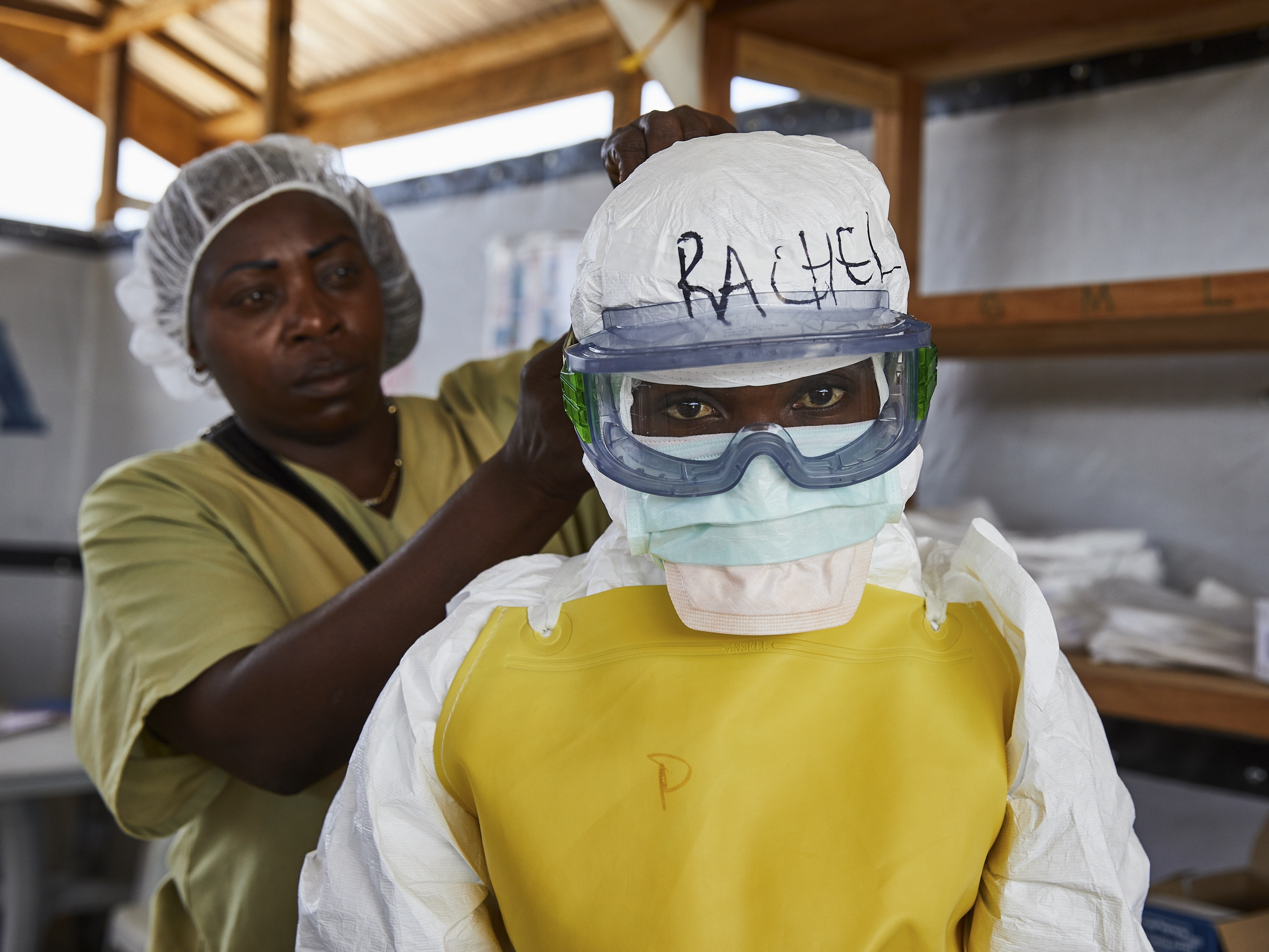 Un trabajador sanitario se viste con ropa protectora médica en un centro de tránsito para pacientes con ébola en Beni, provincia de Kivu del Norte, República Democrática del Congo.  (Foto Prensa Libre: EFE)