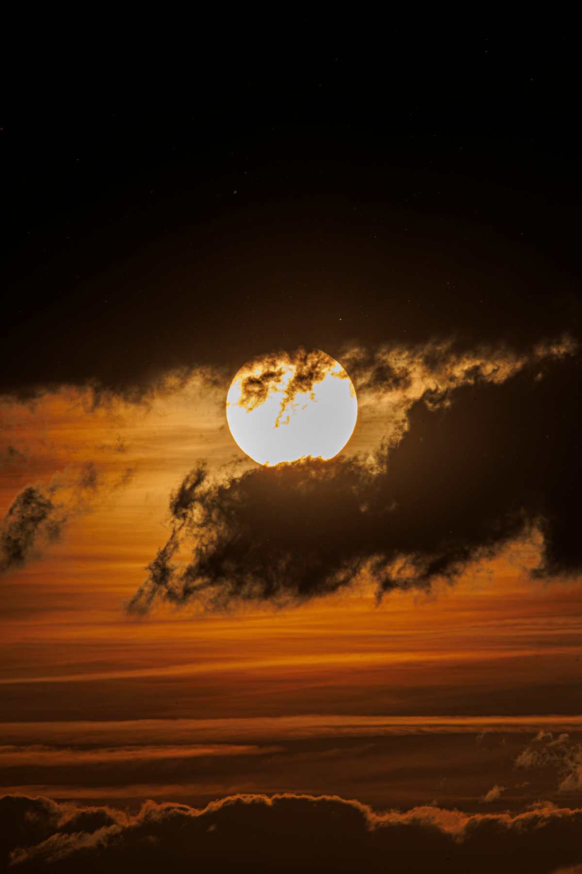 ZARAGOZA, 30/04/2026.- Fotografía realizada a las 20;28 del 30 de abril, día espejo, del próximo 12 de agosto en el que ocurrirá un eclipse total de sol. Imagen tomada en Zaragoza, donde el eclipse será total y se podrá observar durante casi un minuto, si las nubes lo permiten.EFE.JAVIER BELVER