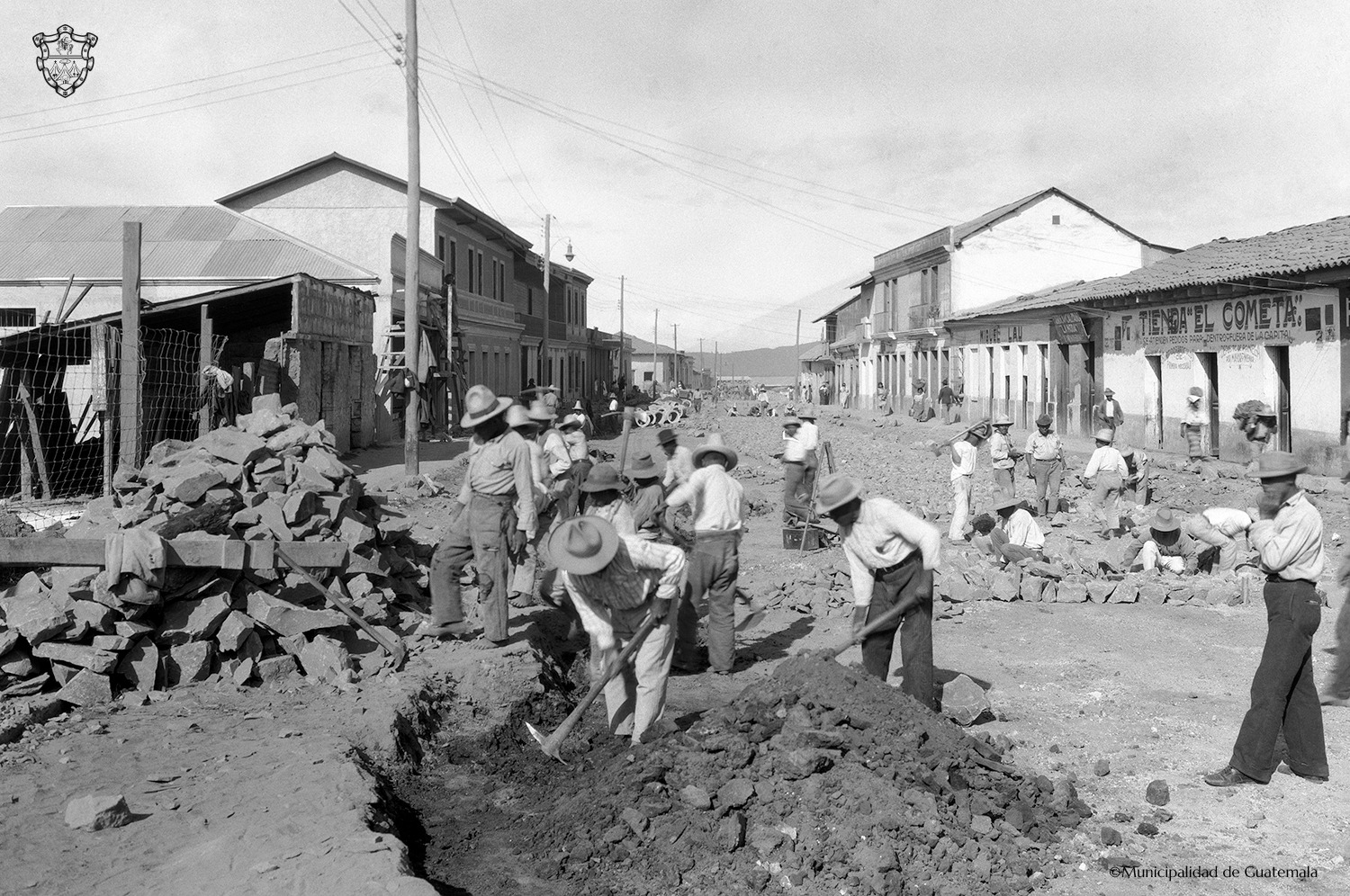 Una de las imágenes del libro Doscientos cincuenta años, que muestra parte de los trabajos municipales en el Centro Histórico de Guatemala. (Foto Prensa Libre: cortesía Municipalidad de Guatemala)