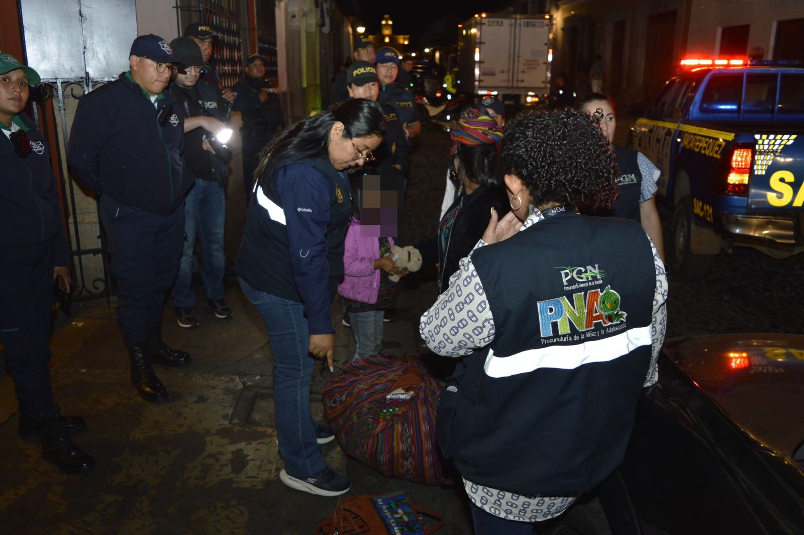Autoridades realizan operativo interinstitucional en Antigua Guatemala para verificar posibles casos de trabajo infantil. (Foto Prensa Libre: PGN)