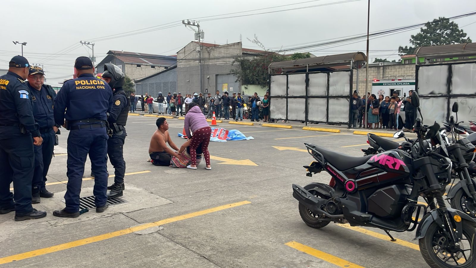 Agentes de la Policía Nacional Civil resguardan el área donde un adolescente de 14 años fue ultimado a balazos en el parqueo de un comercio de la zona 5 de la cabecera de Chimaltenango. (Foto Prensa Libre: Víctor Chamalé)