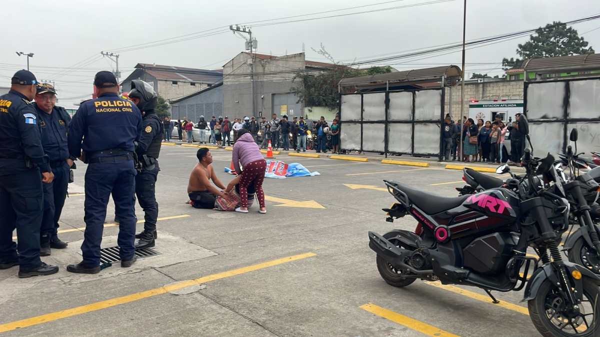 Agentes de la Policía Nacional Civil resguardan el área donde un adolescente de 14 años fue ultimado a balazos en el parqueo de un comercio de la zona 5 de la cabecera de Chimaltenango. (Foto Prensa Libre: Víctor Chamalé)