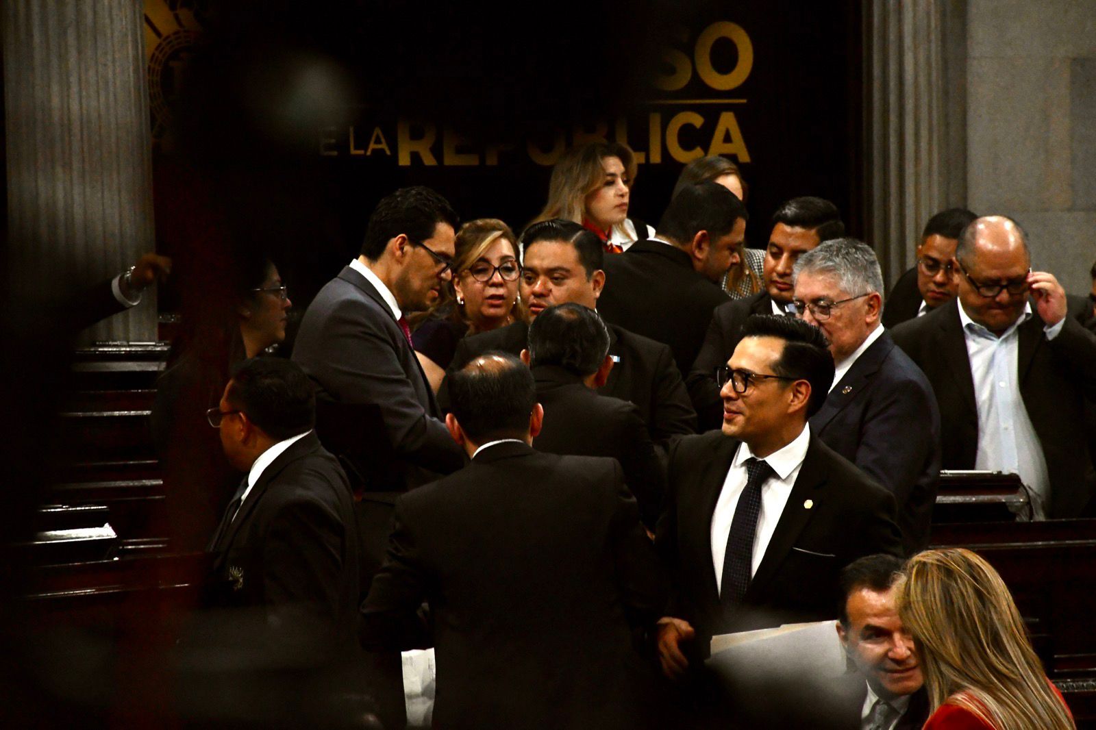 José Carlos Sanabria, diputado oficialista, dialoga con diputados de oposición, entre ellos Allan Rodríguez, en busca de acuerdos en el Congreso. (Foto Prensa Libre)