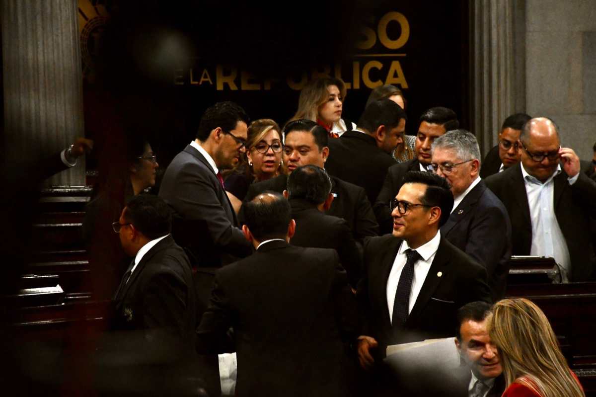 José Carlos Sanabria, diputado oficialista, dialoga con diputados de oposición, entre ellos Allan Rodríguez, en busca de acuerdos en el Congreso. (Foto Prensa Libre)