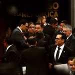 José Carlos Sanabria, diputado oficialista, dialoga con diputados de oposición, entre ellos Allan Rodríguez, en busca de acuerdos en el Congreso. (Foto Prensa Libre)