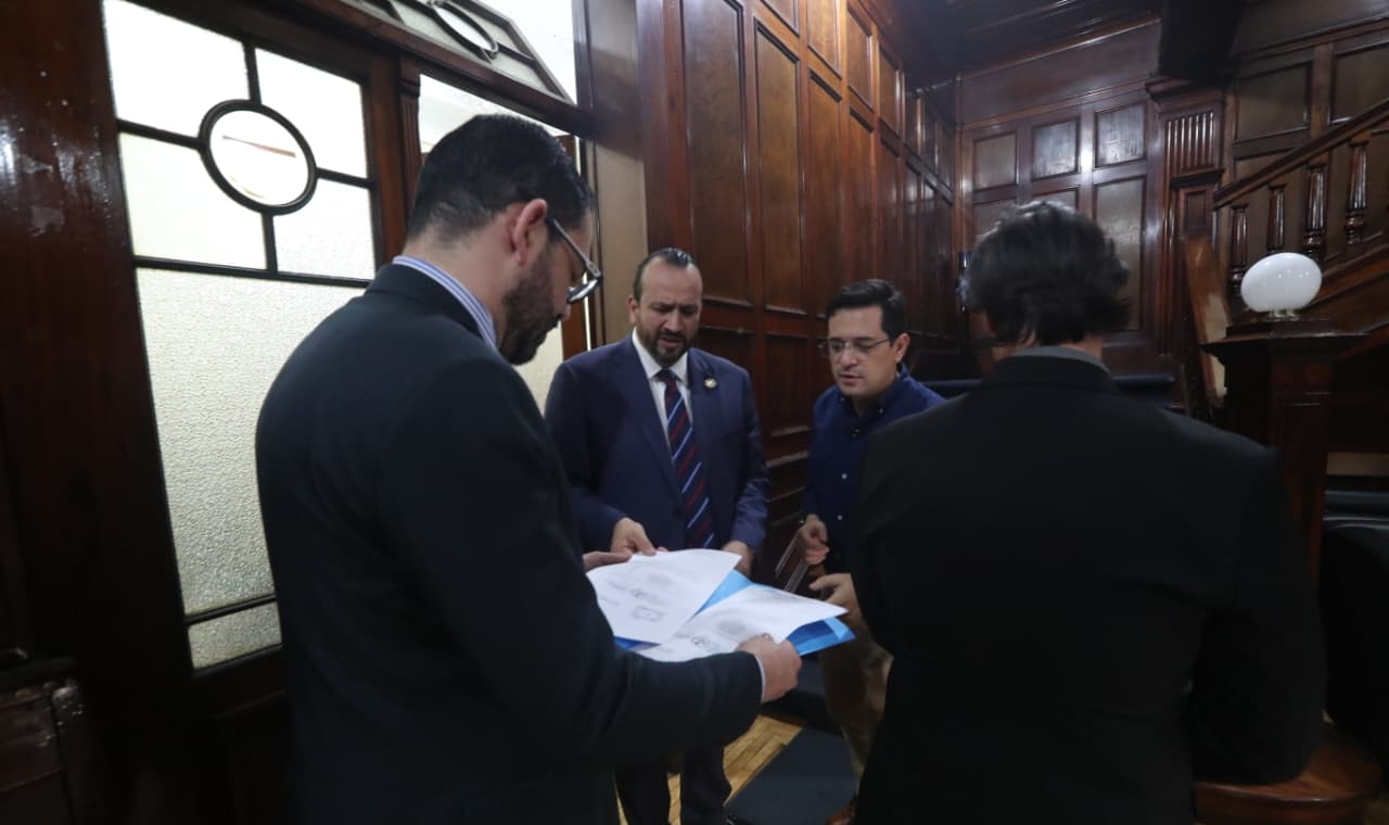 Comisionados trasladan al Ejecutivo la nómina definitiva para elegir al jefe del Ministerio Público. (Foto Prensa Libre: Moisés Xec)