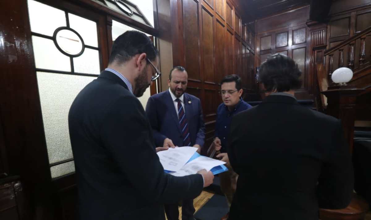 Comisionados trasladan al Ejecutivo la nómina definitiva para elegir al jefe del Ministerio Público. (Foto Prensa Libre: Moisés Xec)