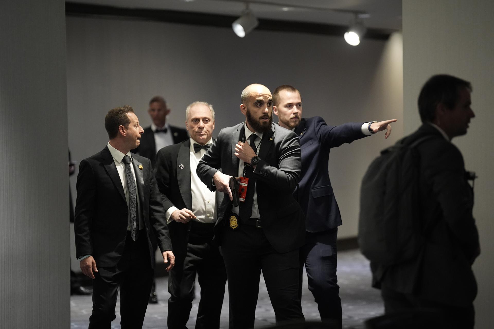 Washington (United States), 25/04/2026.- Security personnel stand guard at the White House Correspondents' Association Dinner where US President Donald Trump and First Lady Melania Trump is attending in Washington, DC, USA, 25 April 2026. Attendees, including US President Donald Trump, took cover at the White House Correspondents Dinner after shots were fired at the venue. EFE/EPA/Yuri Gripas / POOL