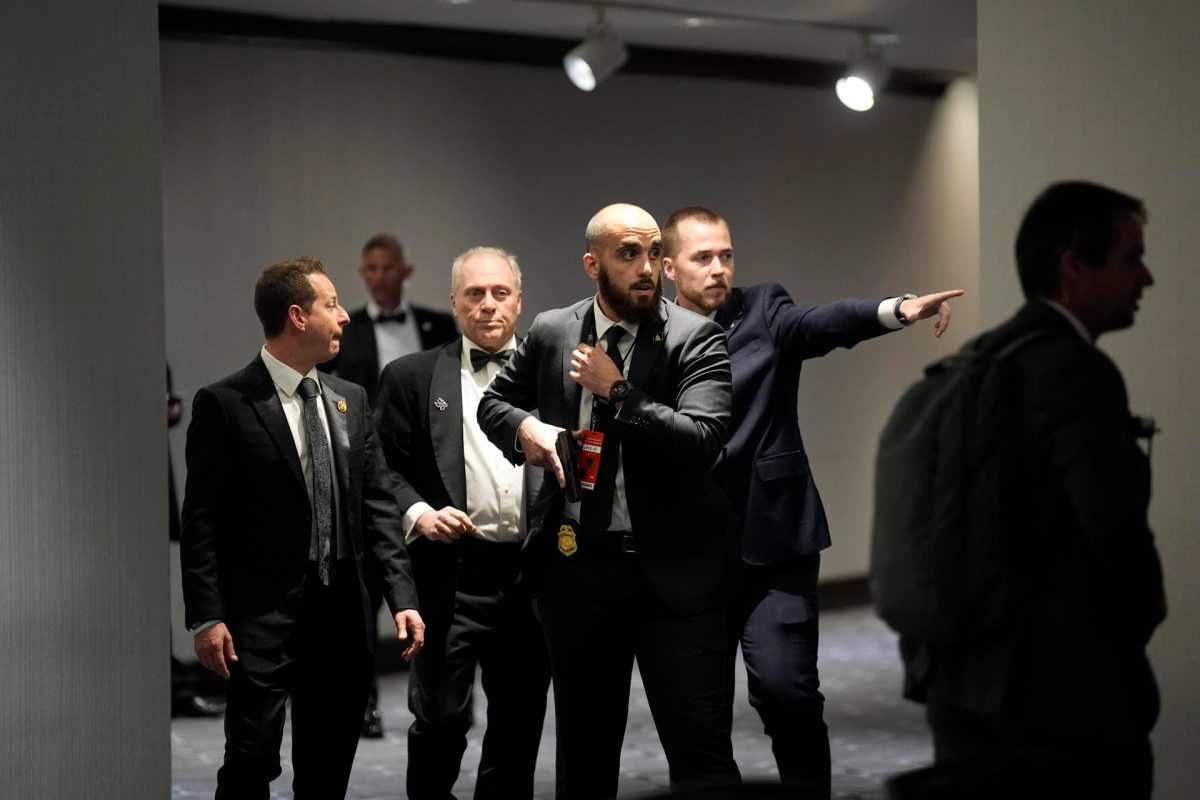 Washington (United States), 25/04/2026.- Security personnel stand guard at the White House Correspondents' Association Dinner where US President Donald Trump and First Lady Melania Trump is attending in Washington, DC, USA, 25 April 2026. Attendees, including US President Donald Trump, took cover at the White House Correspondents Dinner after shots were fired at the venue. EFE/EPA/Yuri Gripas / POOL