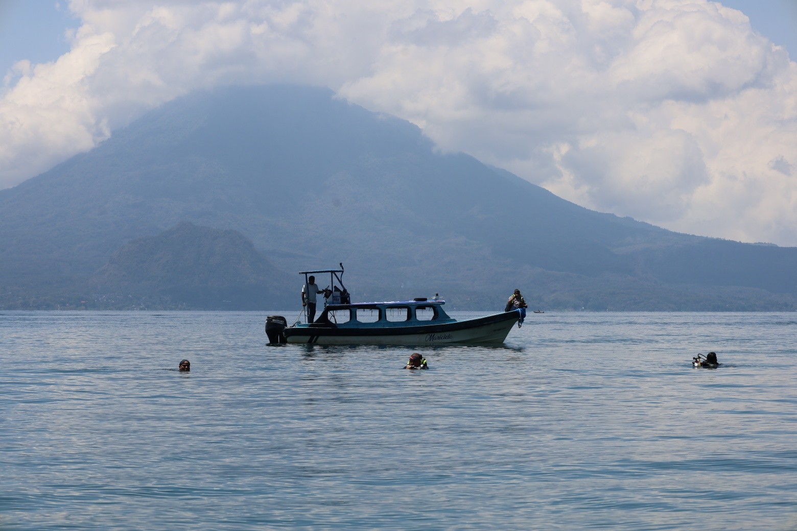 Rescatistas efectúan inmersiones y rastreos en el Lago de Atitlán, donde corrientes, profundidad y baja visibilidad dificultan la búsqueda de Jesler Palacios. (Foto Prensa Libre: CVB) 
