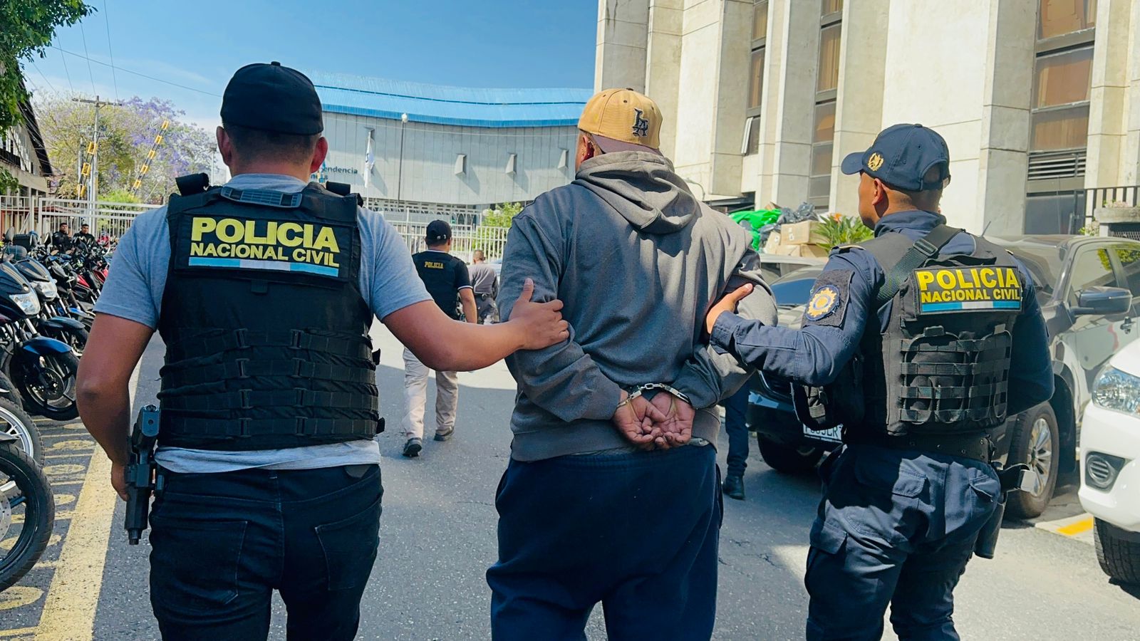 Agentes de la PNC trasladan a detenidos a la Torre de Tribunales, tras los allanamientos contra extorsiones que dejaron 39 capturas en distintos puntos del país. (Foto Prensa Libre: PNC)