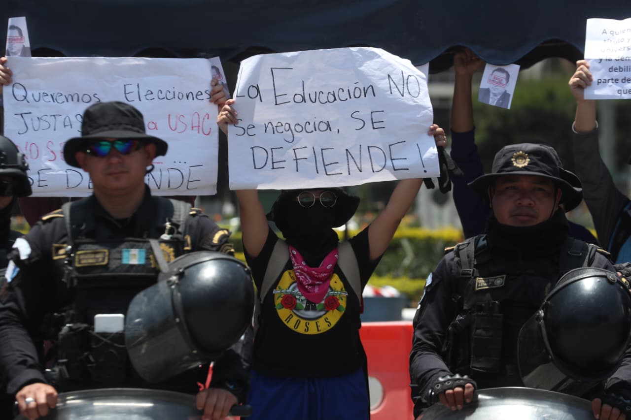 Agentes de fuerzas especiales de la PNC resguardan el orden durante una manifestación contra la reelección de Walter Mazariegos, en Antigua Guatemala. (Foto Prensa Libre: Érick Ávila)