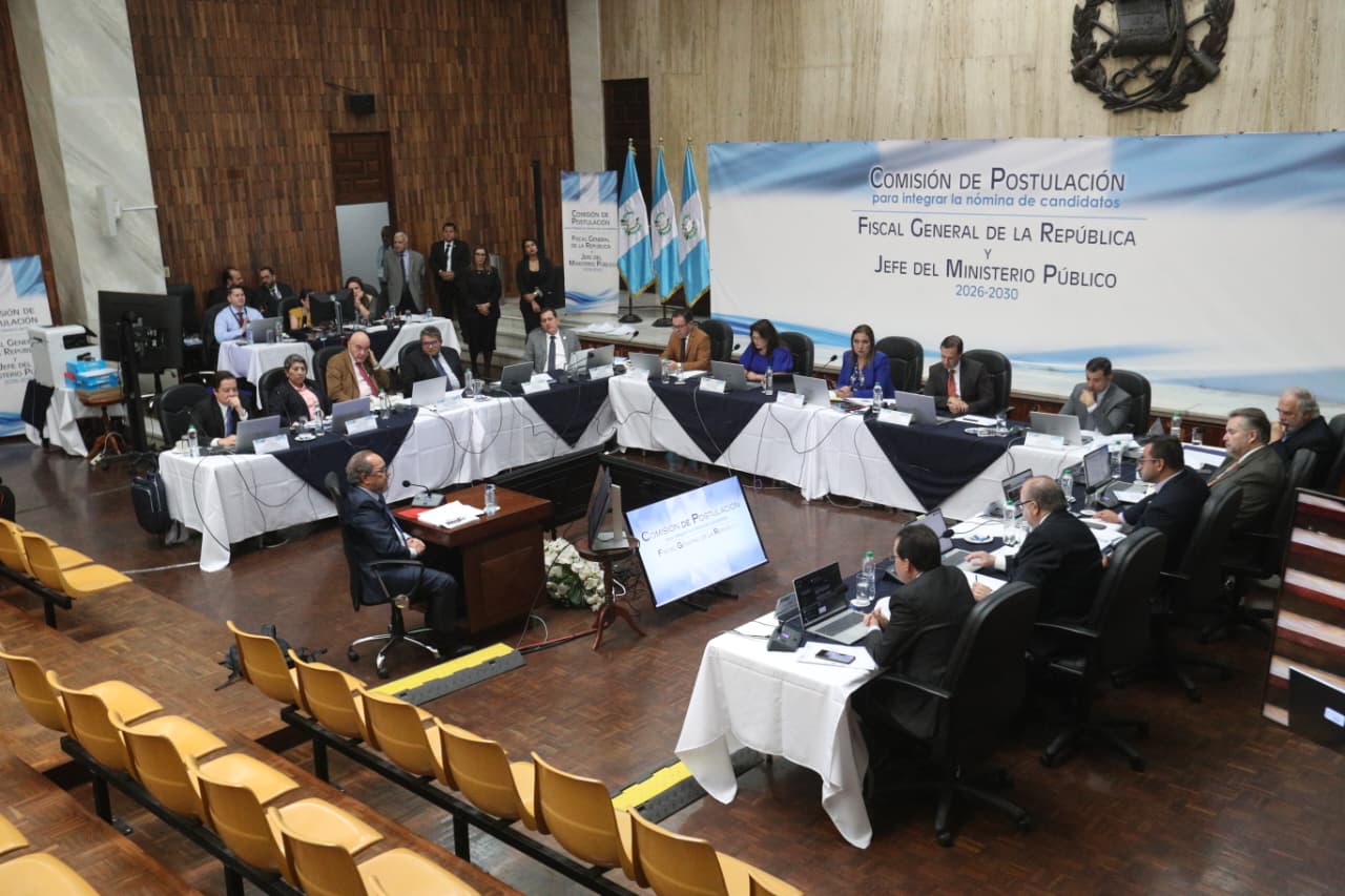 La Comisión de Postulación evalúa a los aspirantes durante la fase de entrevistas para integrar la nómina de candidatos a fiscal general. (Foto Prensa Libre: Javier González)