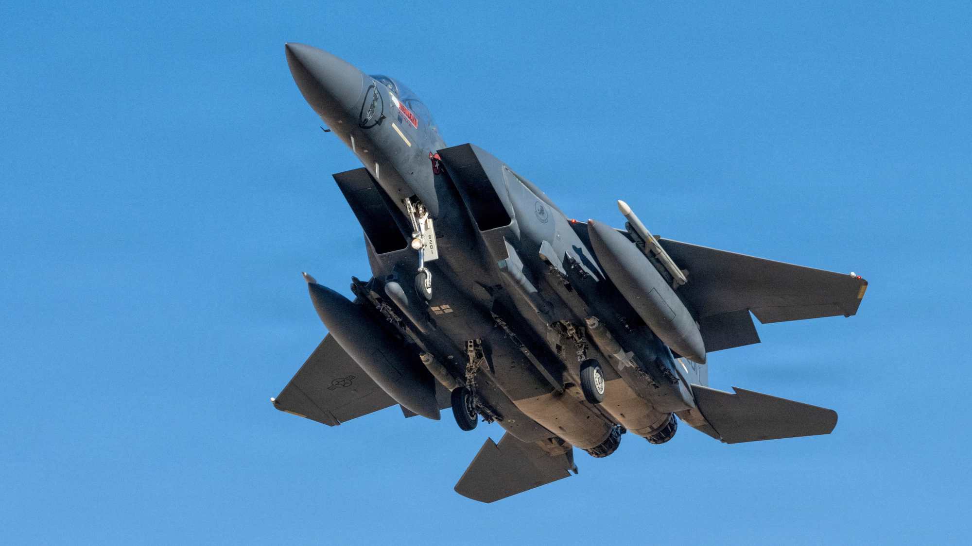 Copiloto de F-15 sobrevive herido en Irán y es rescatado en operación de alto riesgo