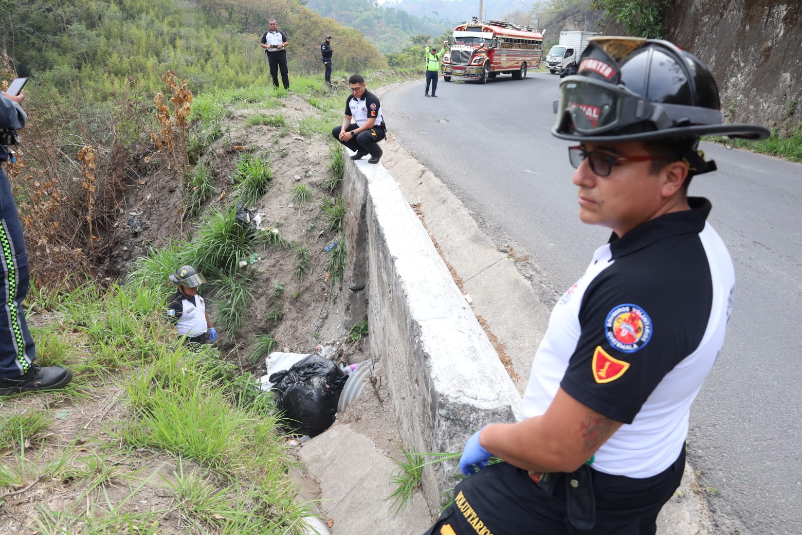 Bomberos Voluntarios resguardan el área donde fueron localizadas bolsas con restos humanos en la ruta antigua a Chinautla, tras recientes ataques armados en la zona 6 capitalina. (Foto Prensa Libre: CVB)