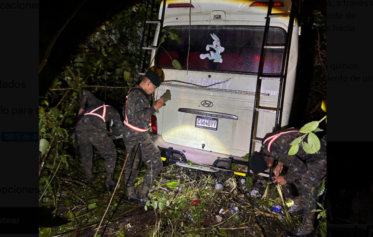 Accidente de microbús entre Cobán y Chisec deja un fallecido y 15 heridos