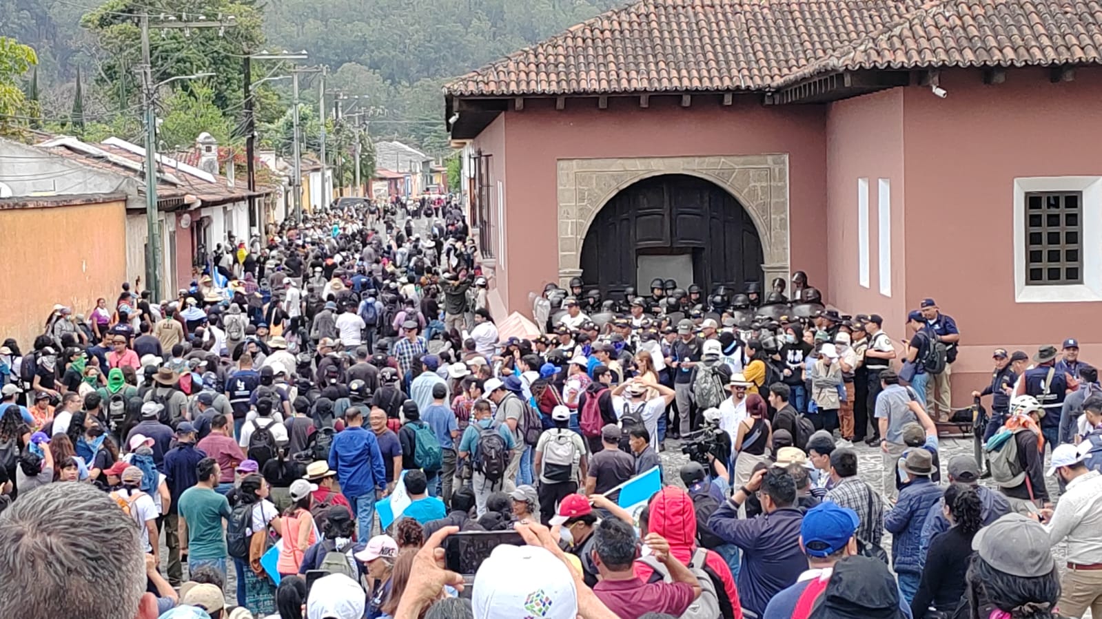 Disparos y gases lacrimógenos tras reelección de Walter Mazariegos como rector de la Usac