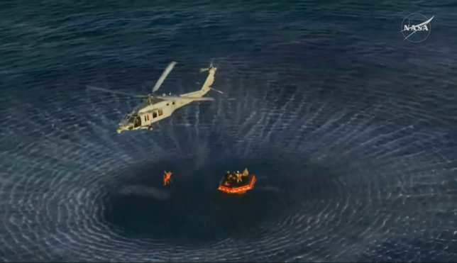 Tras las primeras evaluaciones en el buque, los astronautas serán trasladados en helicóptero a tierra firme y luego en avión al Centro Espacial Johnson de la NASA en Houston. (Foto Prensa Libre: EFE)