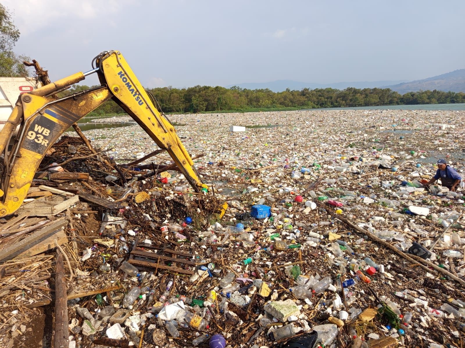 Basura flotante en la superficie del Lago de Amatitlán tras fuertes lluvias
