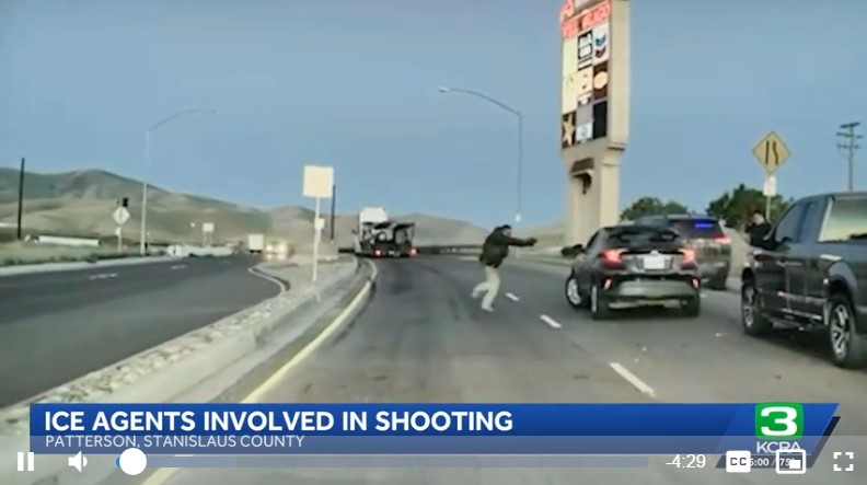 Agentes migratorios disparan contra un conductor durante un operativo en Patterson, California. (Foto Prensa Libre: Captura de pantalla de video de la televisora KCRA)