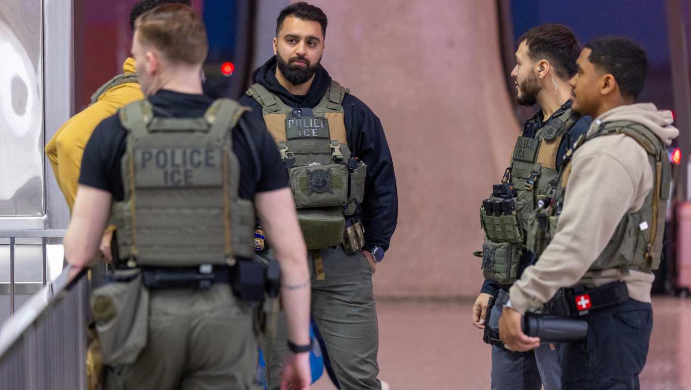 ICE officers patrol Dulles International Airport amid TSA staffing shortages