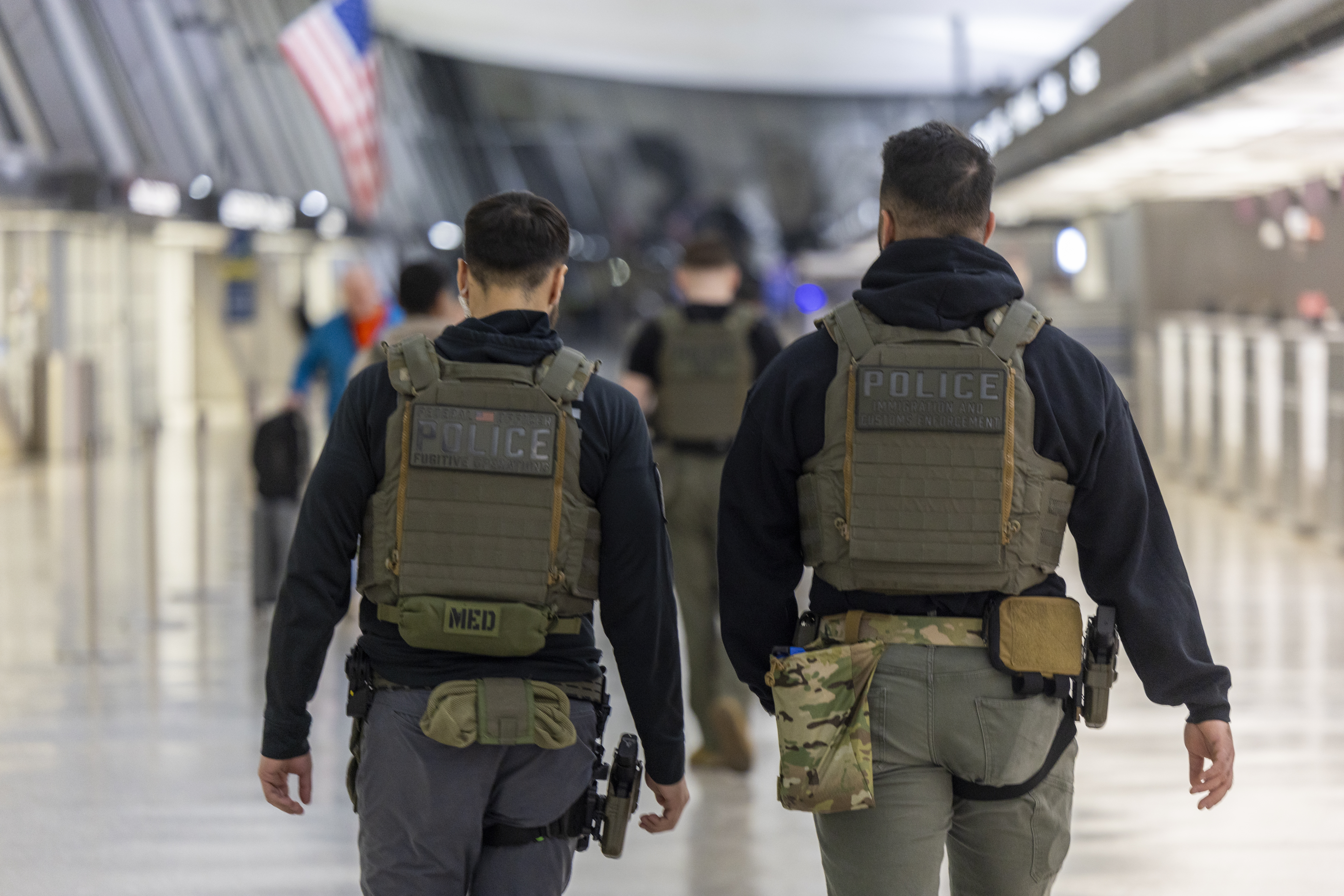 Agentes migratorios en aeropuerto de Estados Unidos