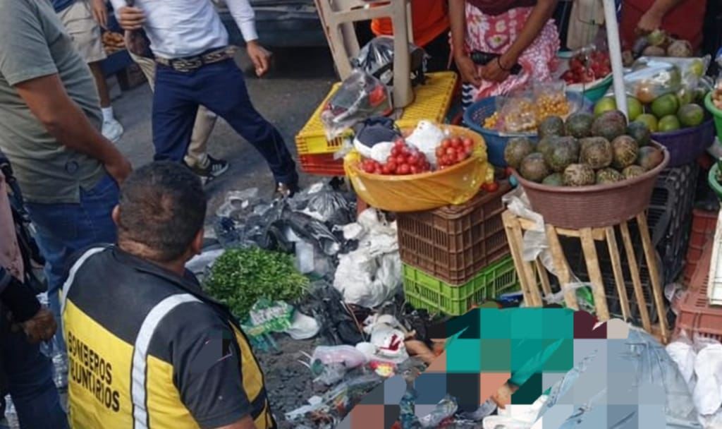 Bomberos Voluntarios cubren un ataque armado en el mercado municipal de Jalapa, donde murieron dos adolescentes. (Foto Prensa Libre: CVB)