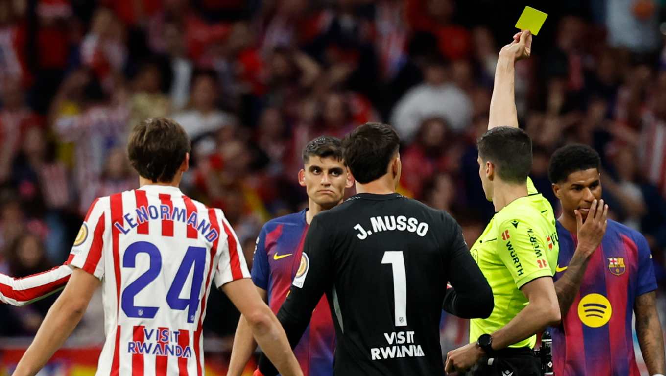 El árbitro del encuentro Mateo Busquets Ferre (2d) saca tarjeta amarilla a Gerard Martín del Barça.(Foto Prensa Libre:EFE).