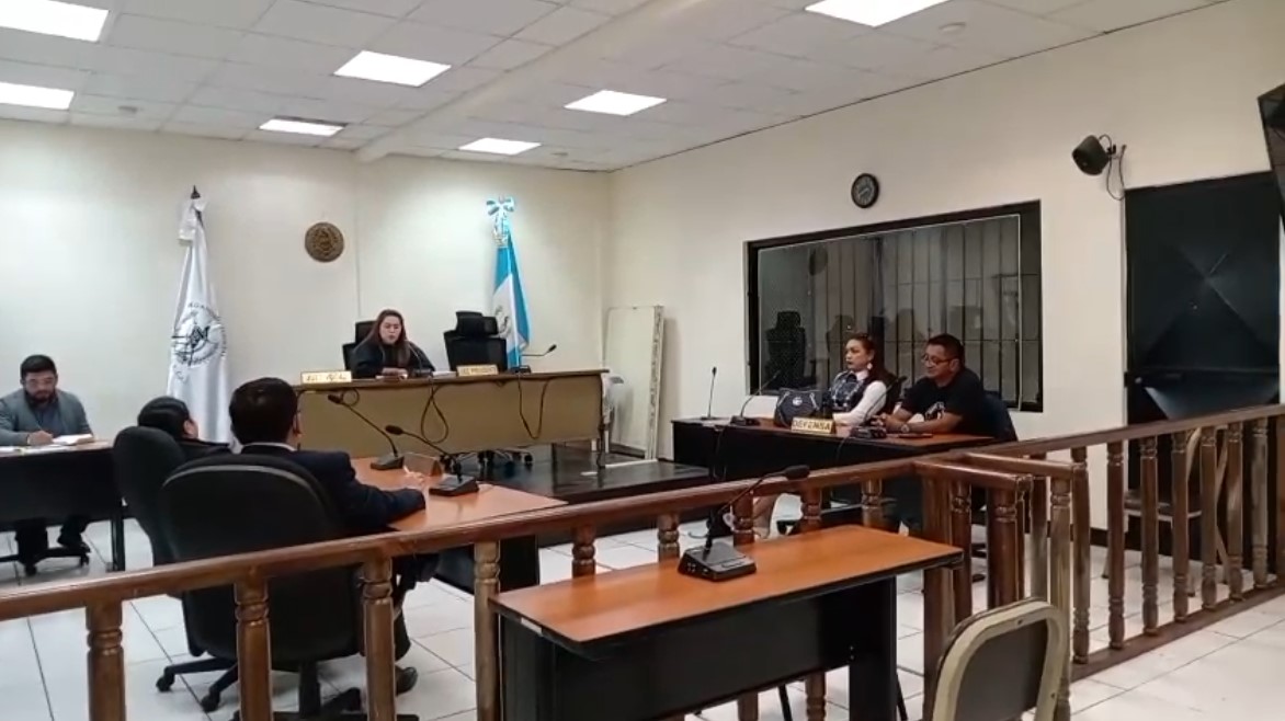 El periodista Óscar Soc de León escucha la resolución durante la audiencia en el Tribunal Segundo de Quetzaltenango, donde la jueza lo absolvió del cargo de supuesta difamación. (Foto Prensa Libre: Captura de pantalla)