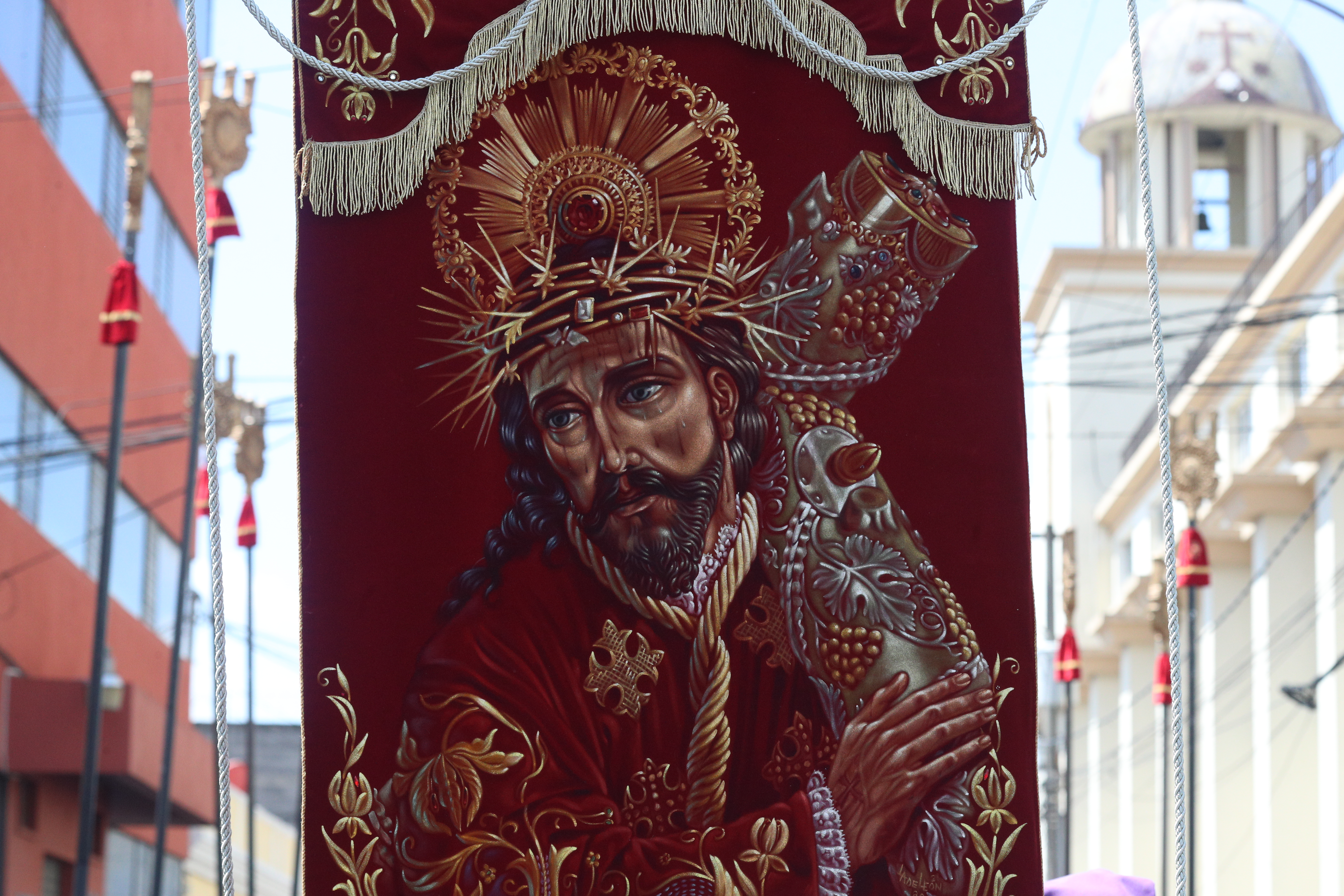 Estandartes anuncian el paso de Jesús Nazareno de La Merced. (Foto Prensa Libre: Byron Rivera Baiza)