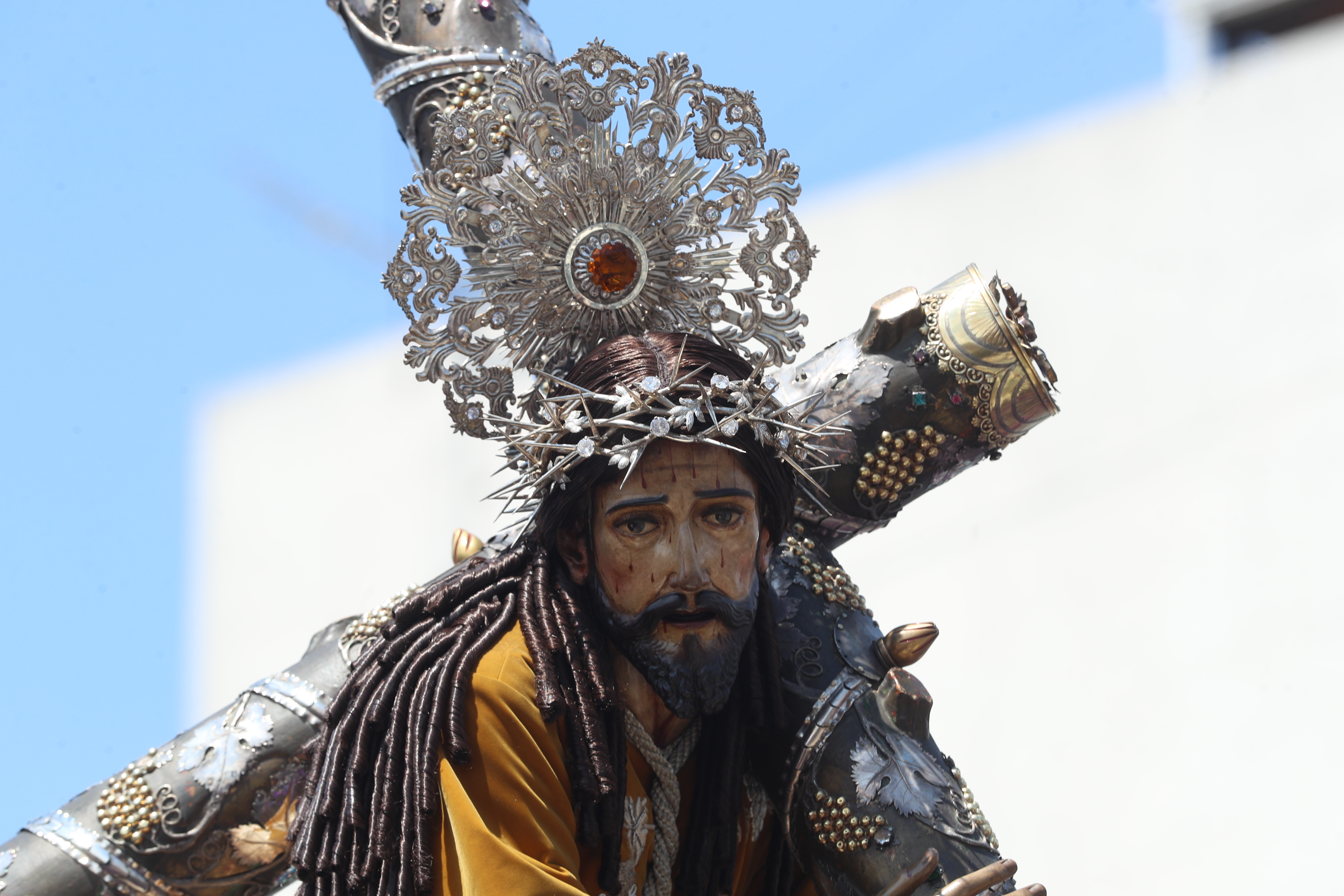 La consagrada imagen resalta entre elementos que simbolizan la fe católica. (Foto Prensa Libre: Byron Rivera Baiza)