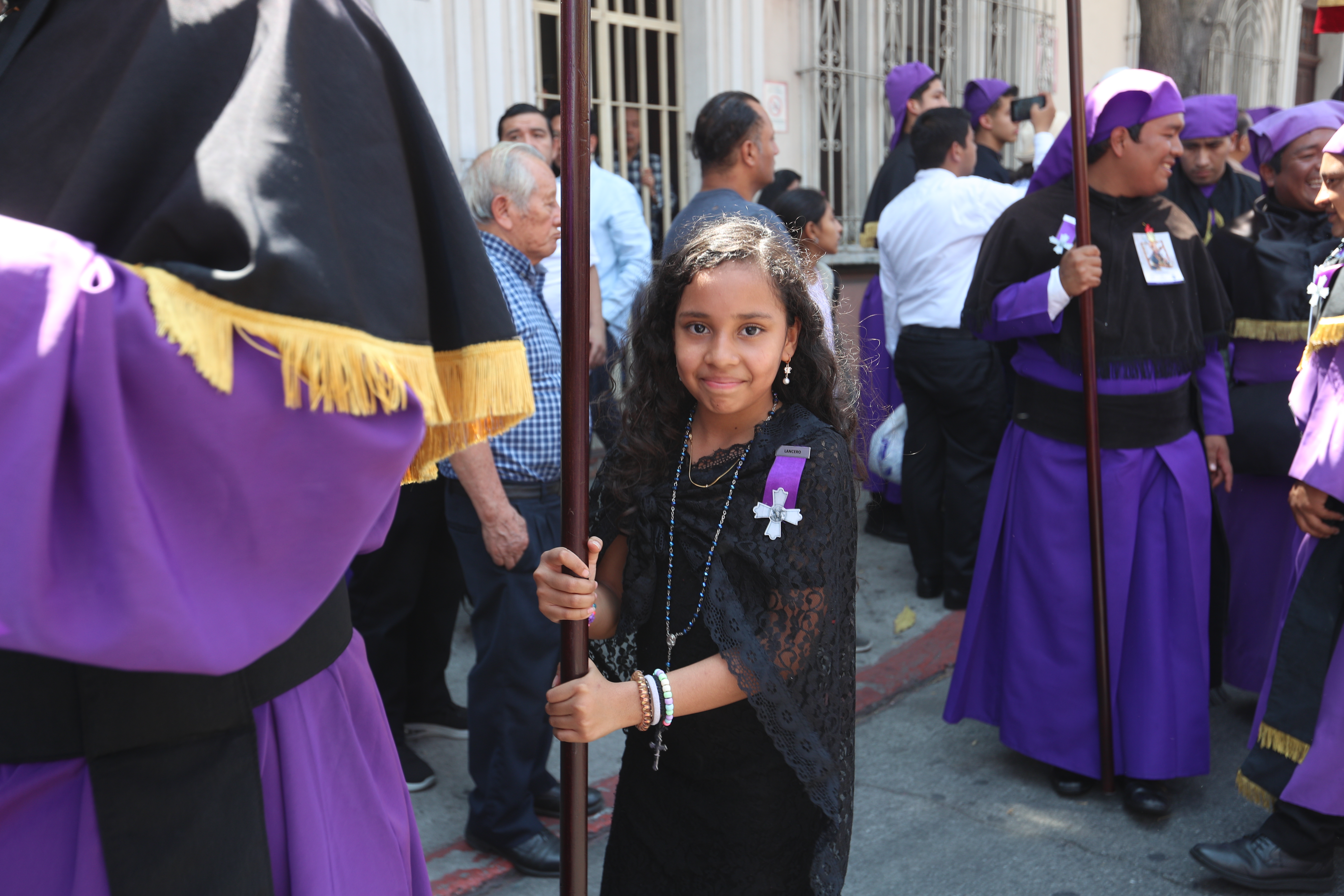 La fe de los niños también se hace presente durante el paso de la Santísima Virgen de Dolores en el cortejo de Viernes Santo. (Foto Prensa Libre: Byron Rivera Baiza)