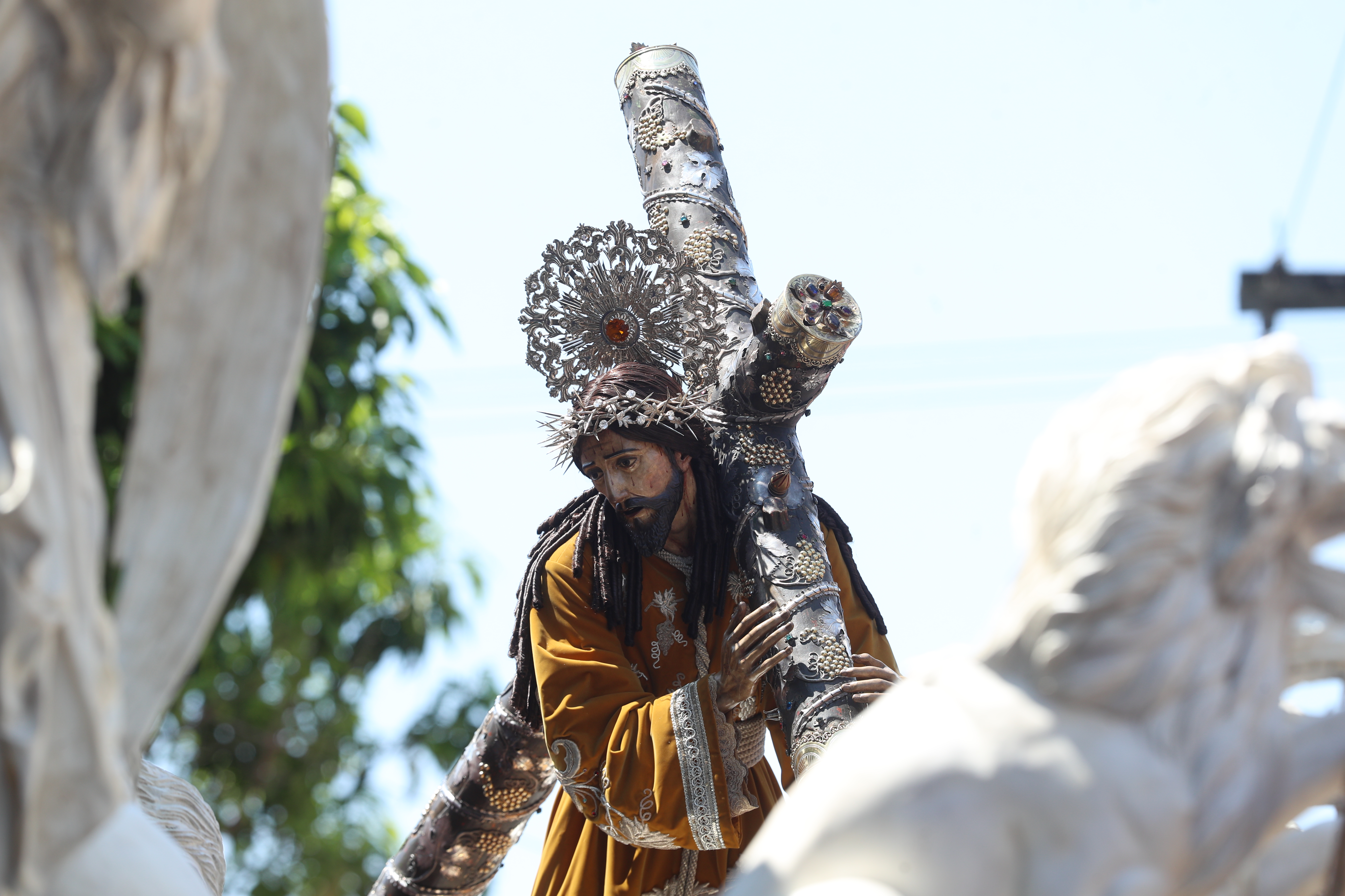 La imagen de Jesús Nazareno de La Merced destaca entre símbolos de fe y evangelización. (Foto Prensa Libre: Byron Rivera Baiza)