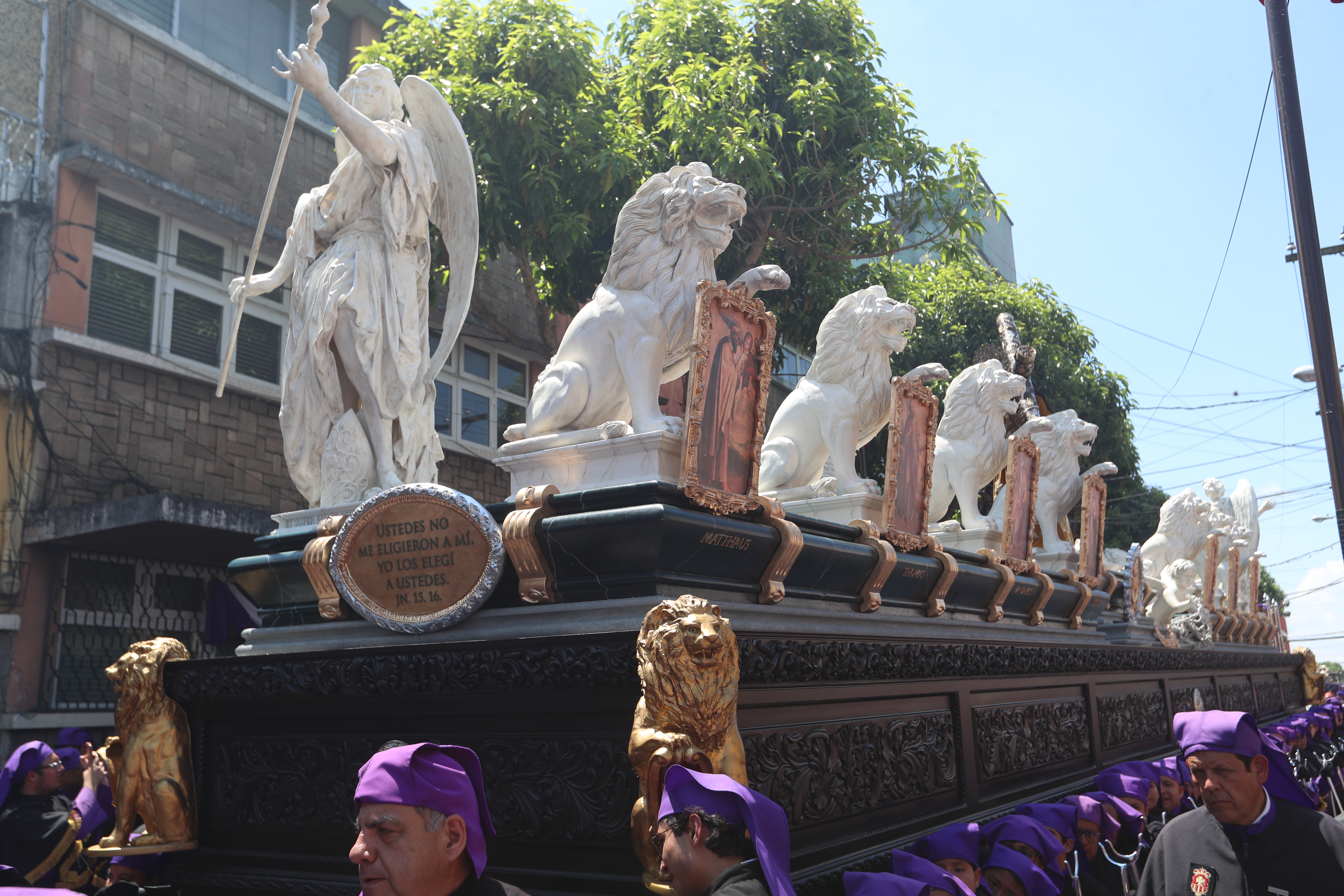 El adorno representa el mensaje ustedes no me eligieron a mí yo los elegí a ustedes. (Foto Prensa Libre: Byron Rivera Baiza)