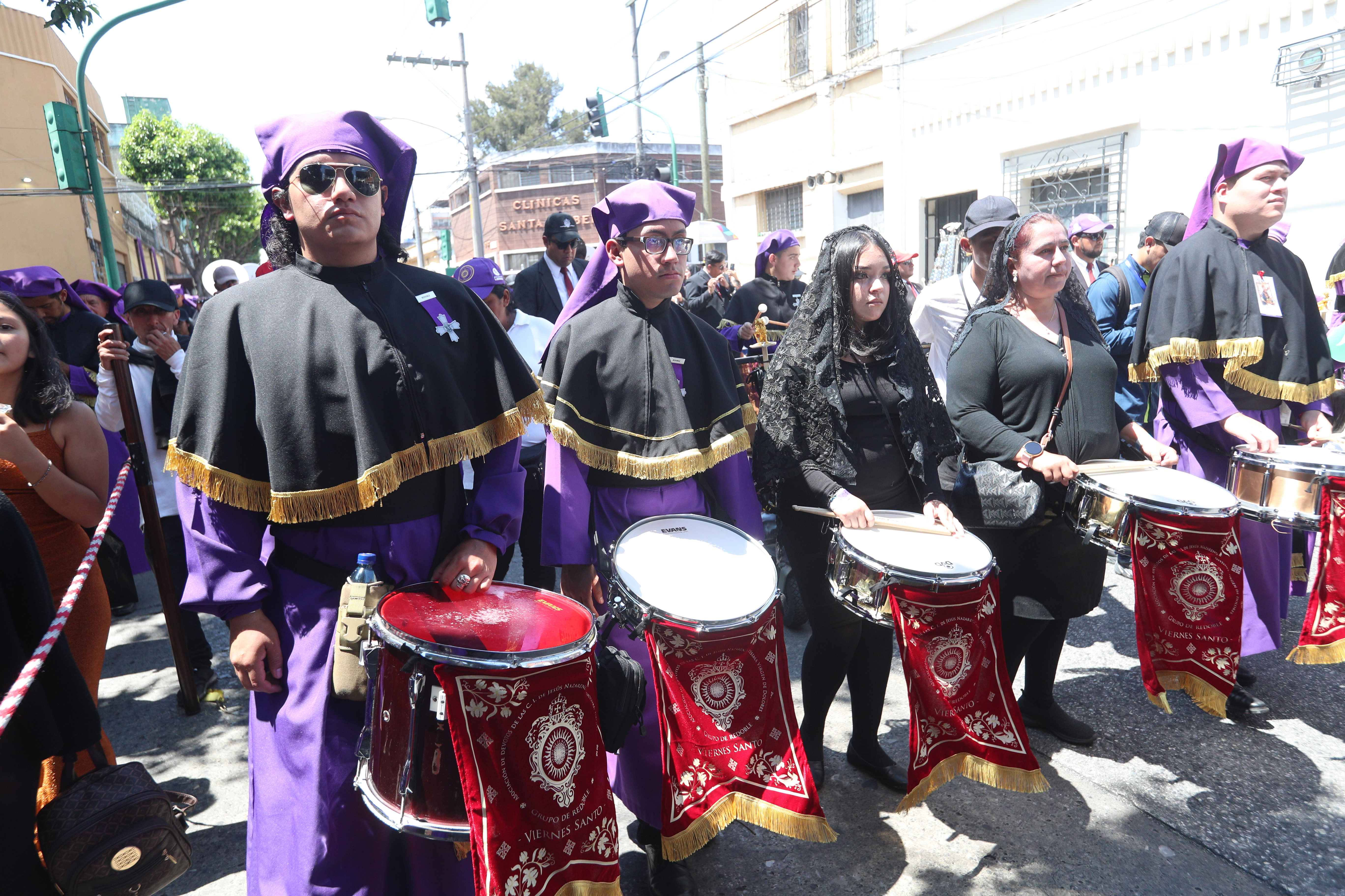 Las marchas fúnebres acompañan el solemne paso del cortejo procesional. (Foto Prensa Libre: Byron Rivera Baiza)