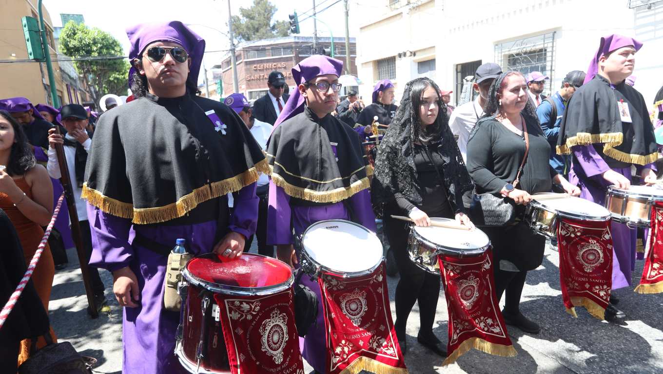 Las marchas fúnebres acompañan el solemne paso del cortejo procesional. (Foto Prensa Libre: Byron Rivera Baiza)