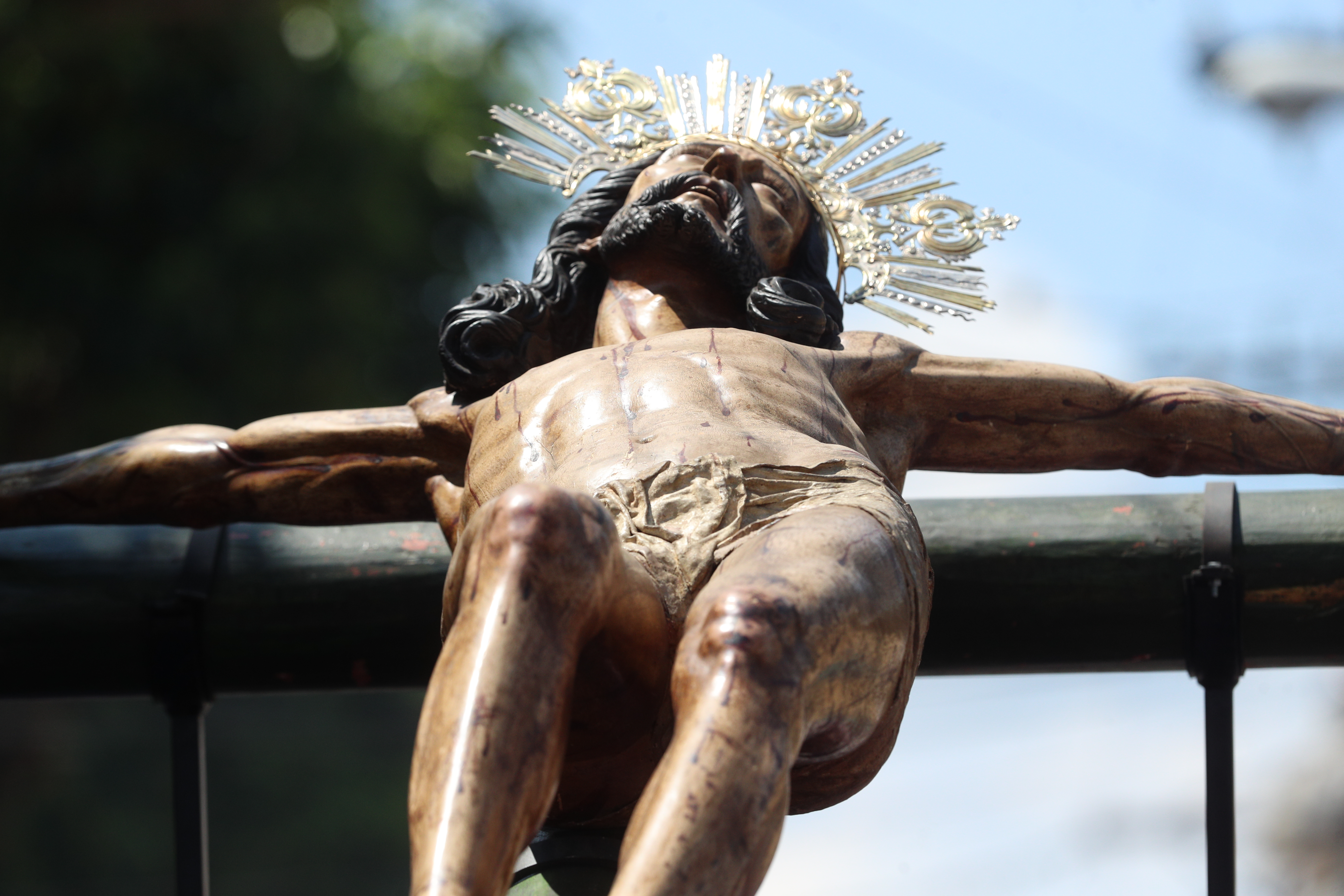 La imagen de Cristo crucificado abre el paso del cortejo procesional. (Foto Prensa Libre: Byron Rivera Baiza)