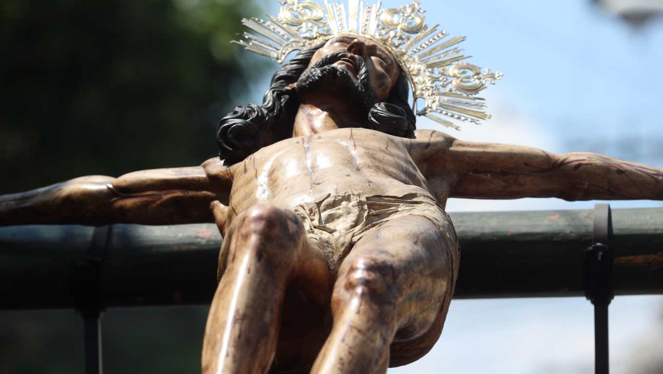 La imagen de Cristo crucificado abre el paso del cortejo procesional. (Foto Prensa Libre: Byron Rivera Baiza)