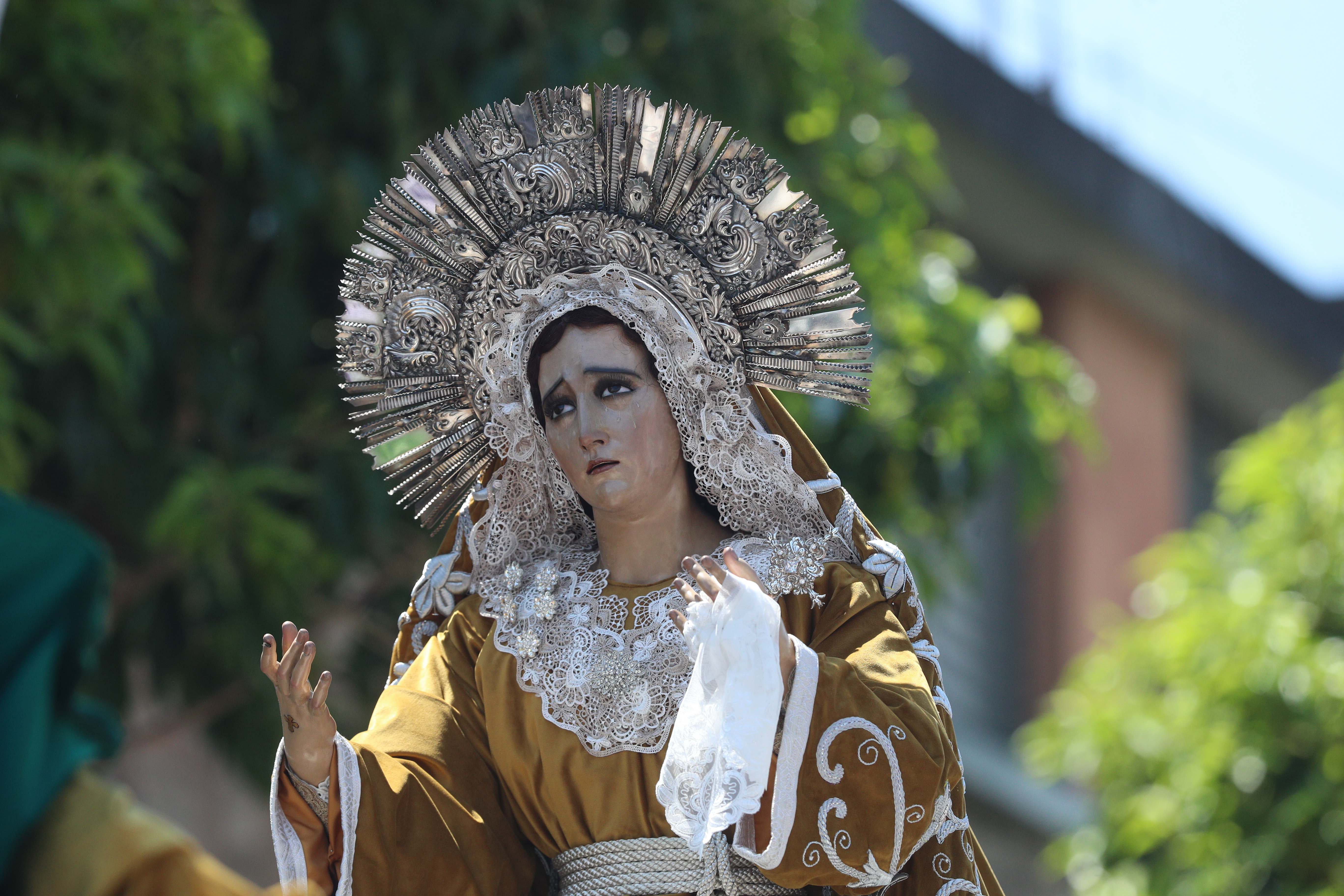 La Santísima Virgen de Dolores avanza entre oraciones e incienso. (Foto Prensa Libre: Byron Rivera Baiza)