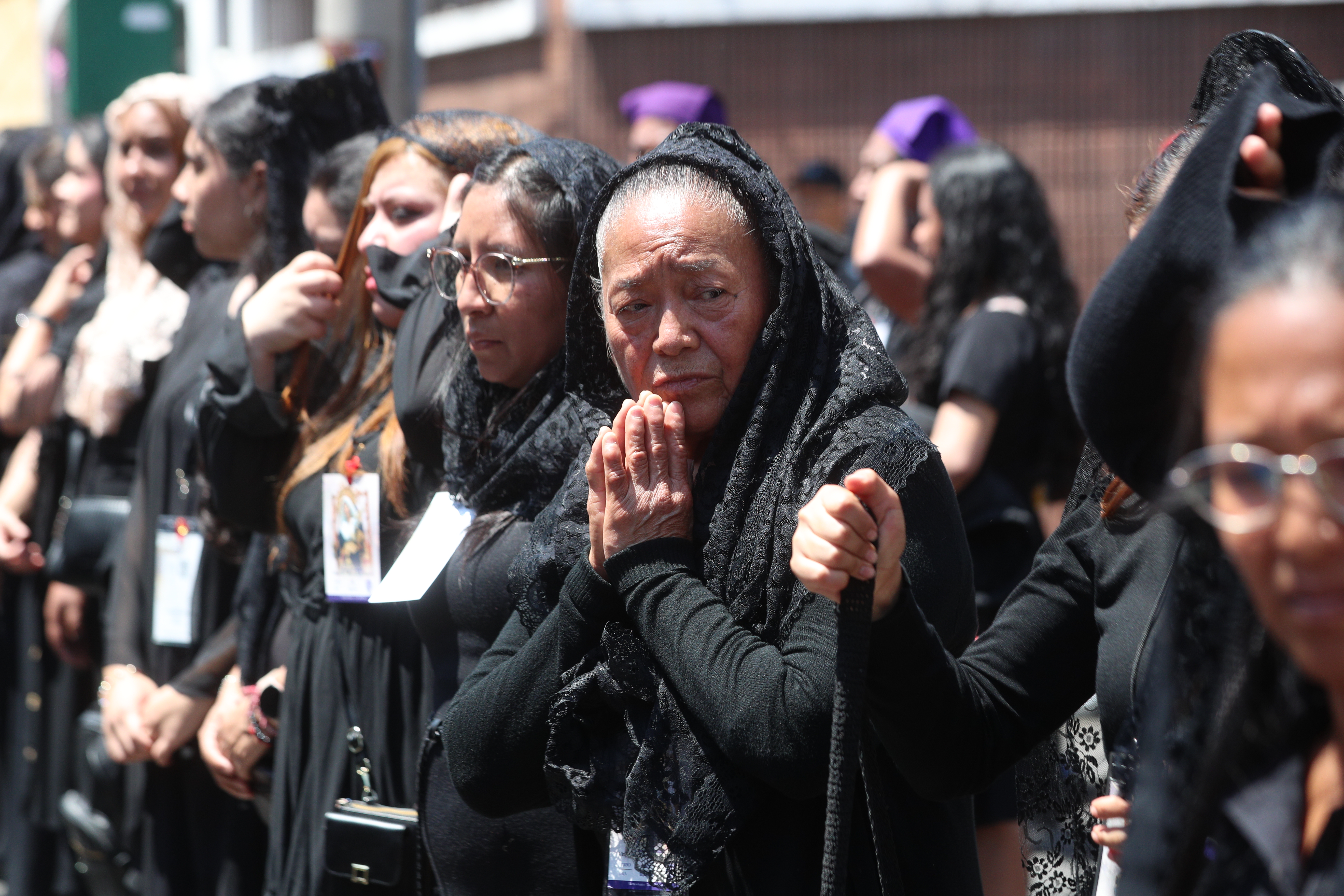Devotas acompañan el cortejo con velas y oraciones en Viernes Santo. (Foto Prensa Libre: Byron Rivera Baiza)