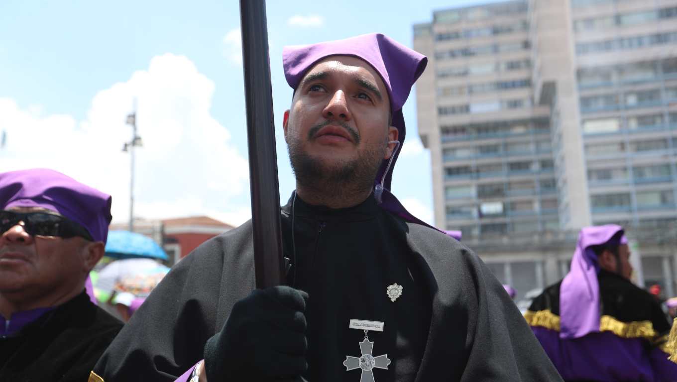 La fe se manifiesta en cada detalle del recorrido procesional. (Foto Prensa Libre: Byron Rivera Baiza)