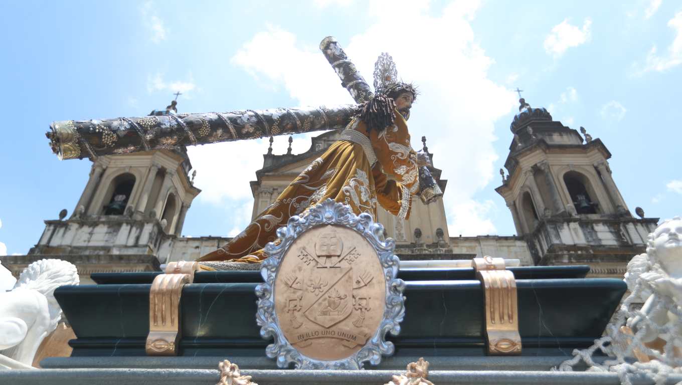 El cortejo de Jesús Nazareno de La Merced es uno de los más extensos y reúne a miles de cargadores y devotos cada Viernes Santo en la Ciudad de Guatemala. (Foto Prensa Libre: Byron Rivera Baiza)