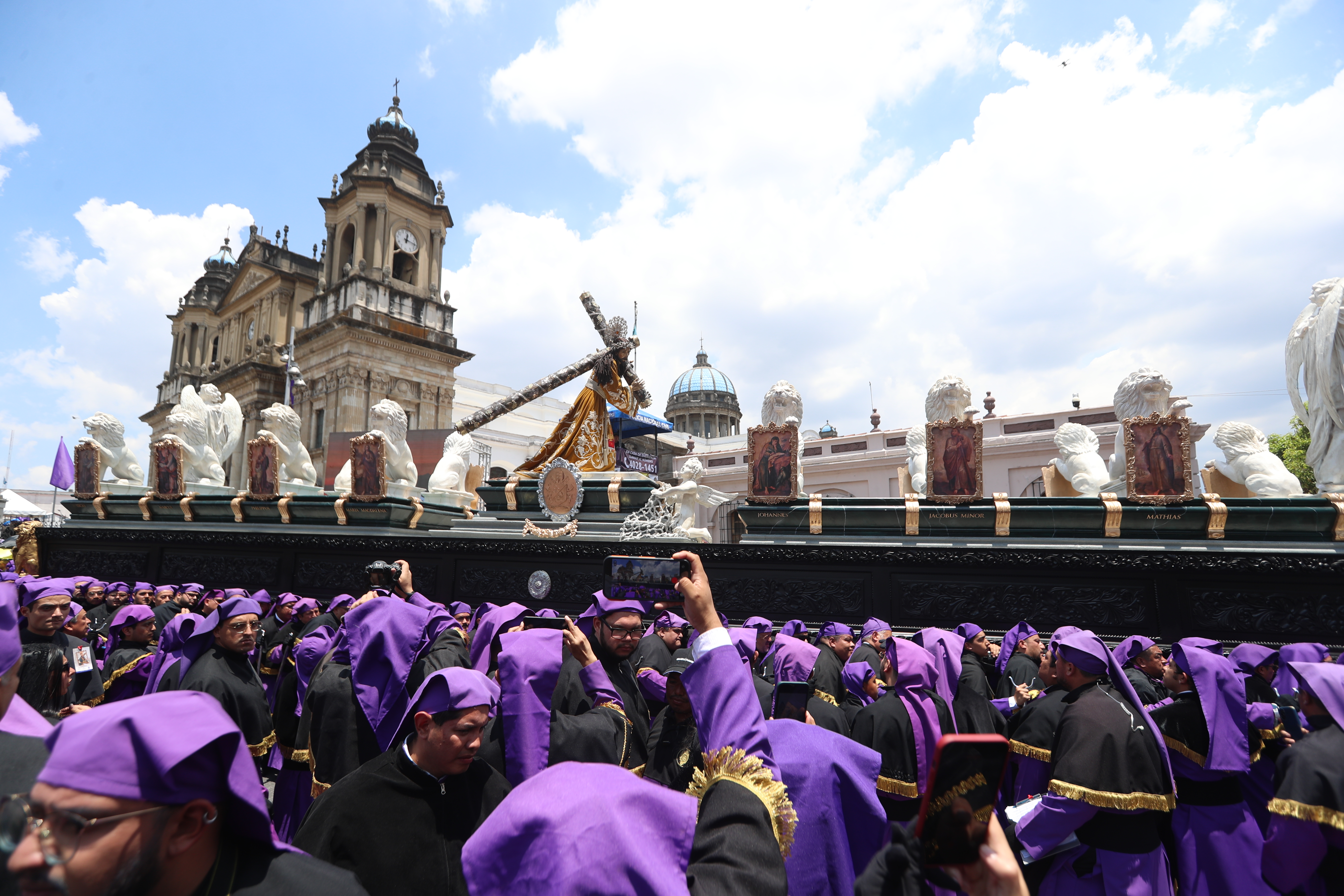 El adorno incorpora elementos inspirados en la tumba del Papa León XIII. (Foto Prensa Libre: Byron Rivera Baiza)