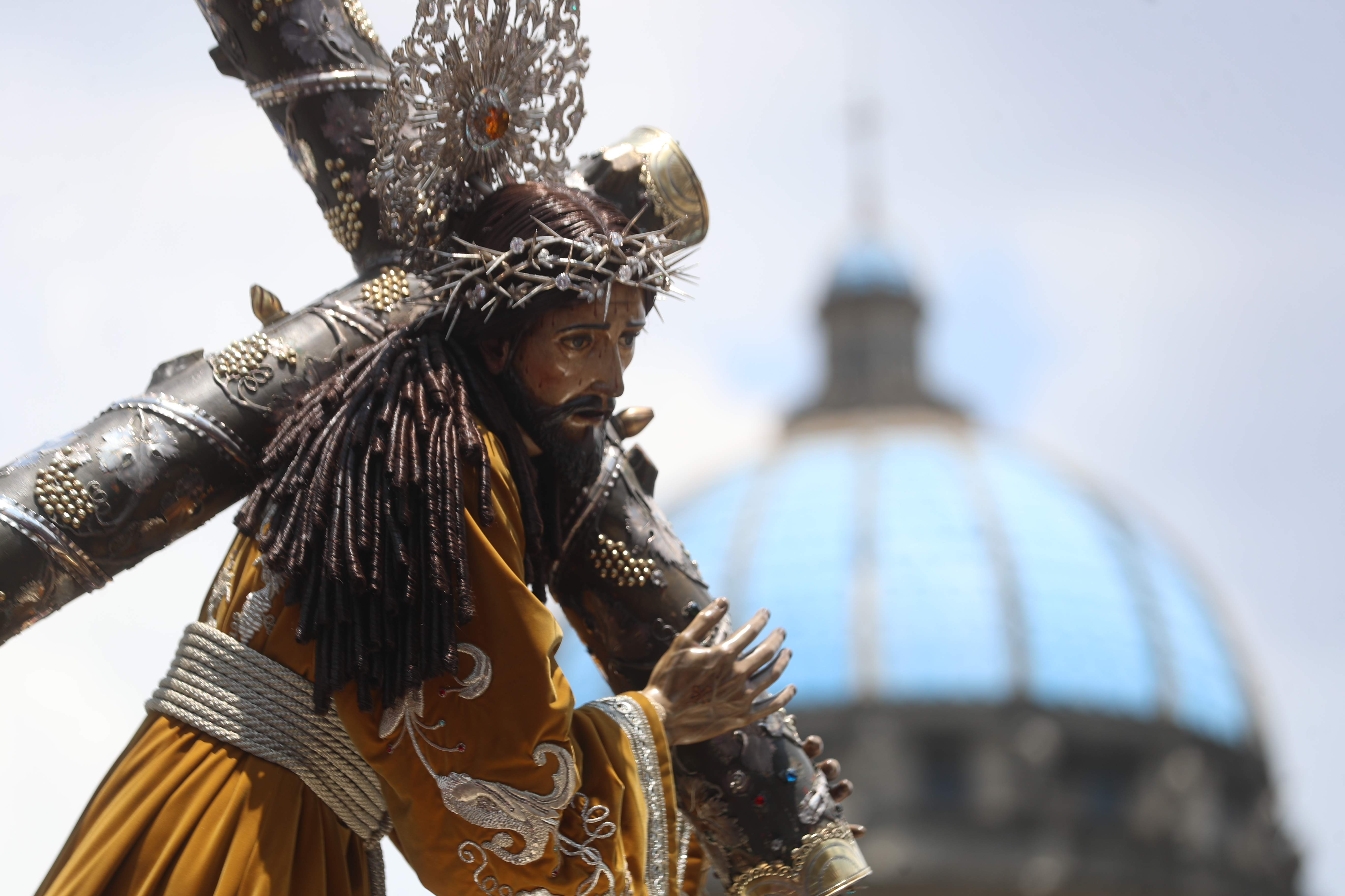 El anda de Jesús Nazareno de La Merced avanza frente a la Catedral entre incienso y alfombras elaboradas por fieles. (Foto Prensa Libre: Byron Rivera Baiza)