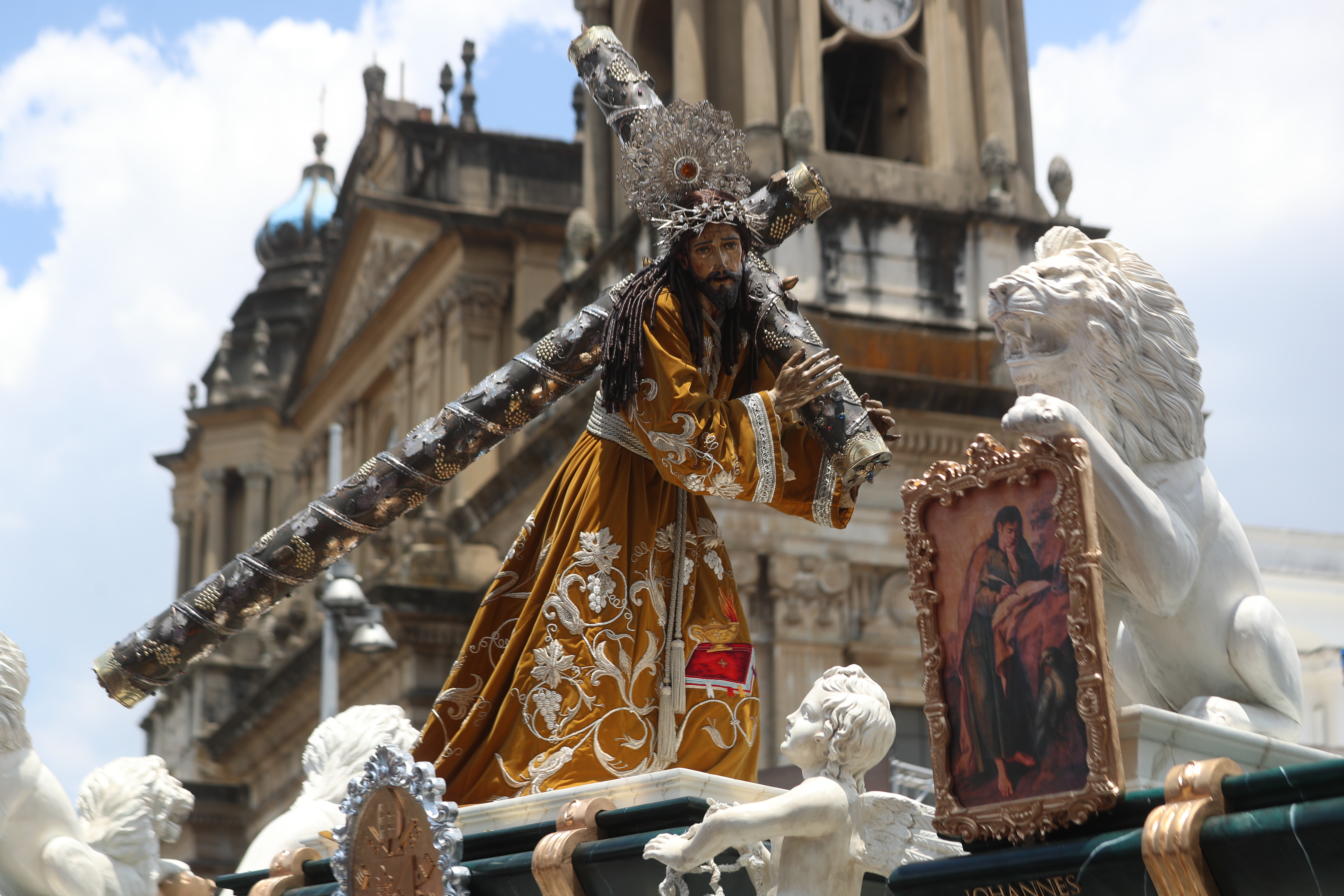 Jesús Nazareno de La Merced es una de las imágenes más veneradas de la Semana Santa en la Ciudad de Guatemala y se caracteriza por su expresión de profundo sufrimiento además de su histórica devoción que reúne a miles de fieles cada Viernes Santo marcando el cierre de los grandes cortejos procesionales en el país. (Foto Prensa Libre: Byron Rivera Baiza)