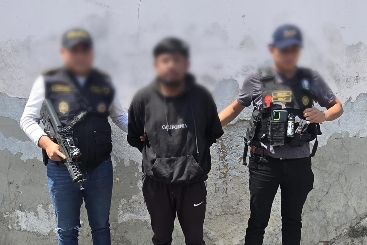 Agentes de la Policía Nacional Civil capturan a un hombre señalado de fraude con tarjetas en un centro comercial de la zona 17 de la capital. (Foto Prensa Libre: MP)