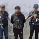 Agentes de la Policía Nacional Civil capturan a un hombre señalado de fraude con tarjetas en un centro comercial de la zona 17 de la capital. (Foto Prensa Libre: MP)